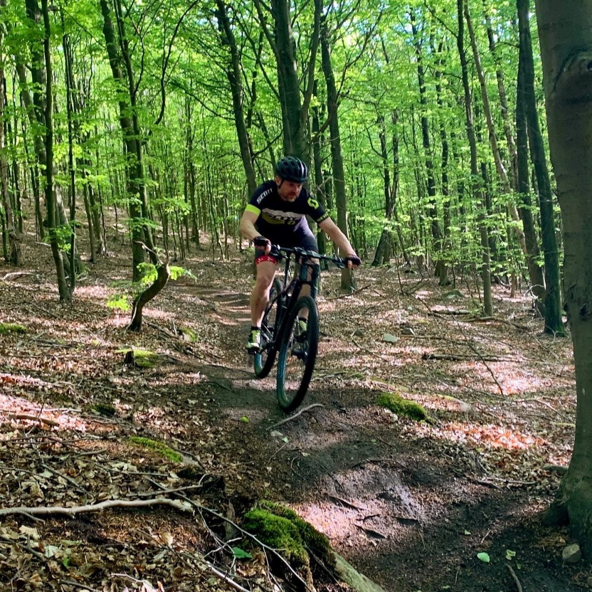 Man som cykeltränar.