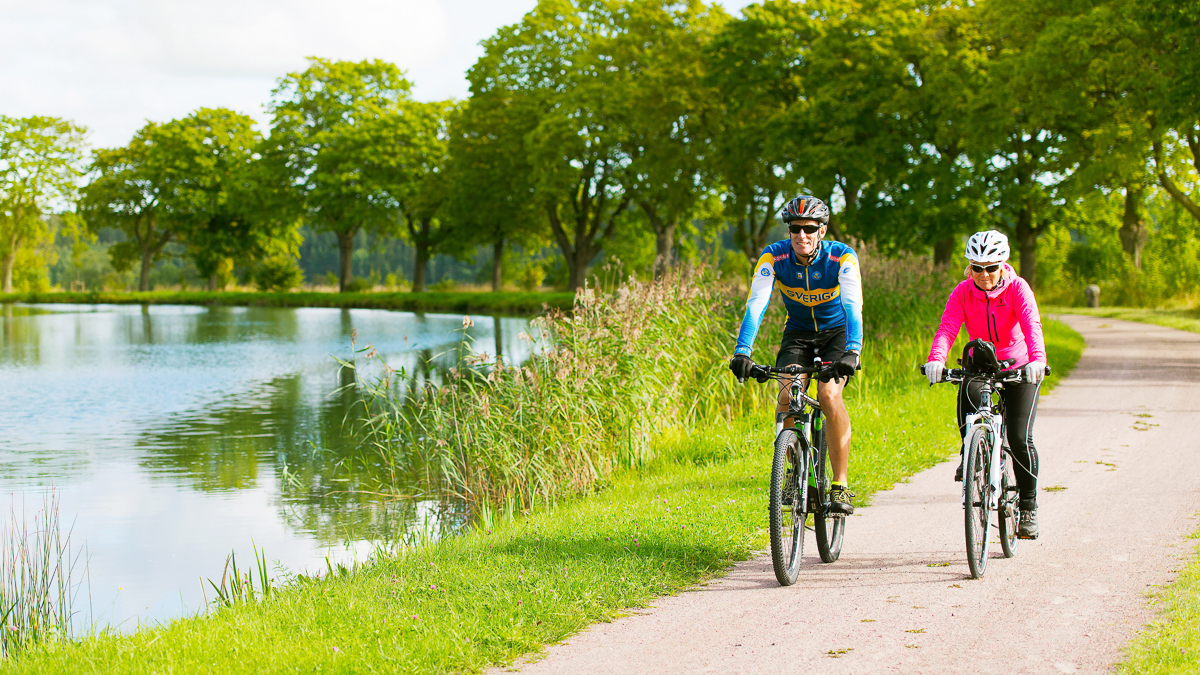 Two cyclists along the Göta Canal.