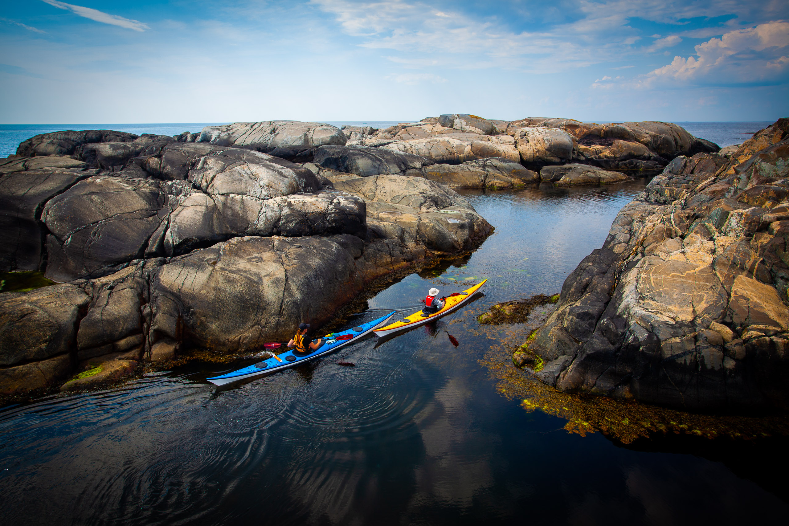 Två kajaker i skärgården.