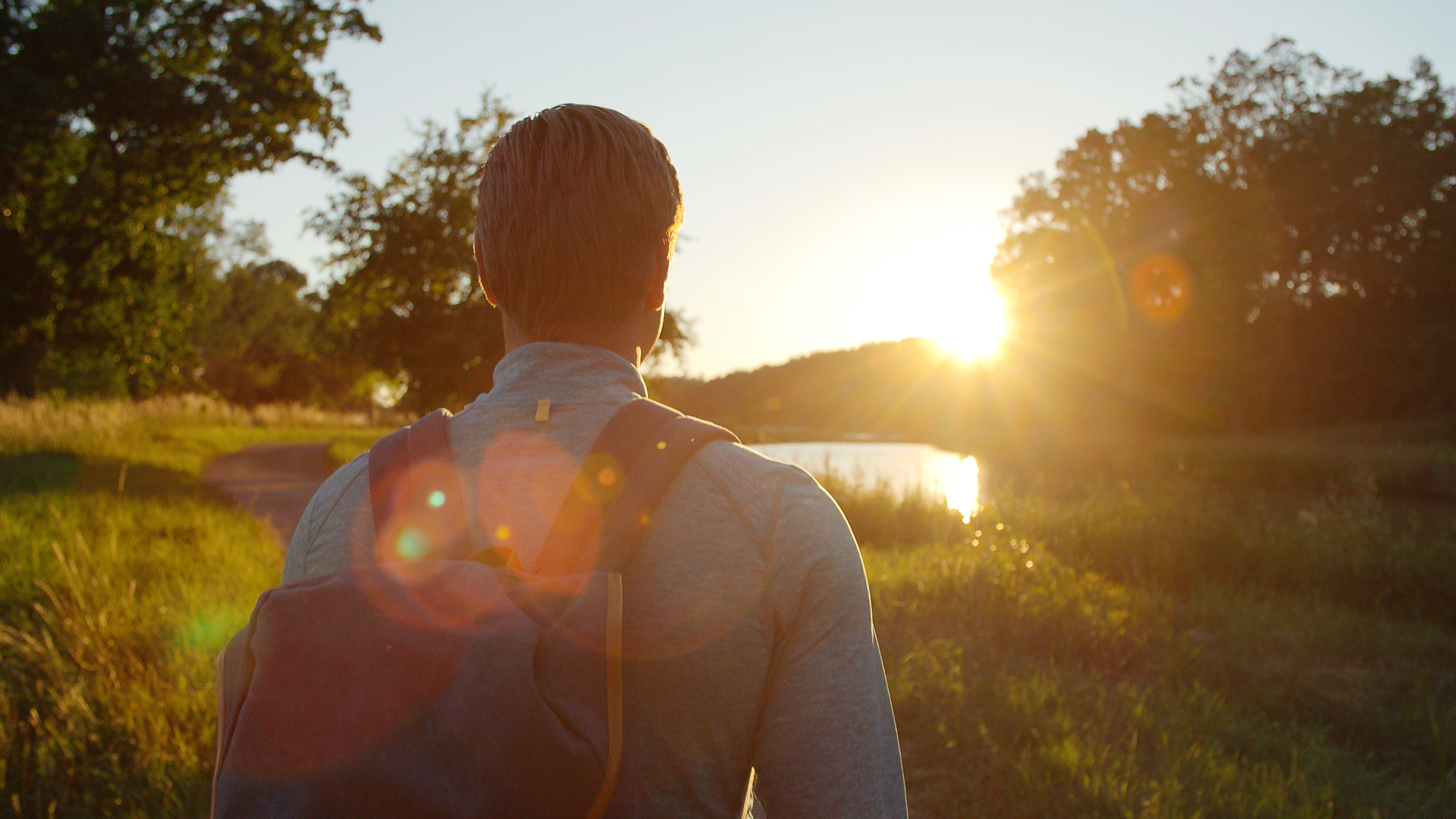 Man hikes along Göta canal