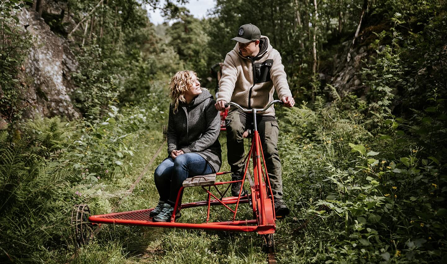 Ett par cyklar dressin hos DVVJ i Bengtsfors. 