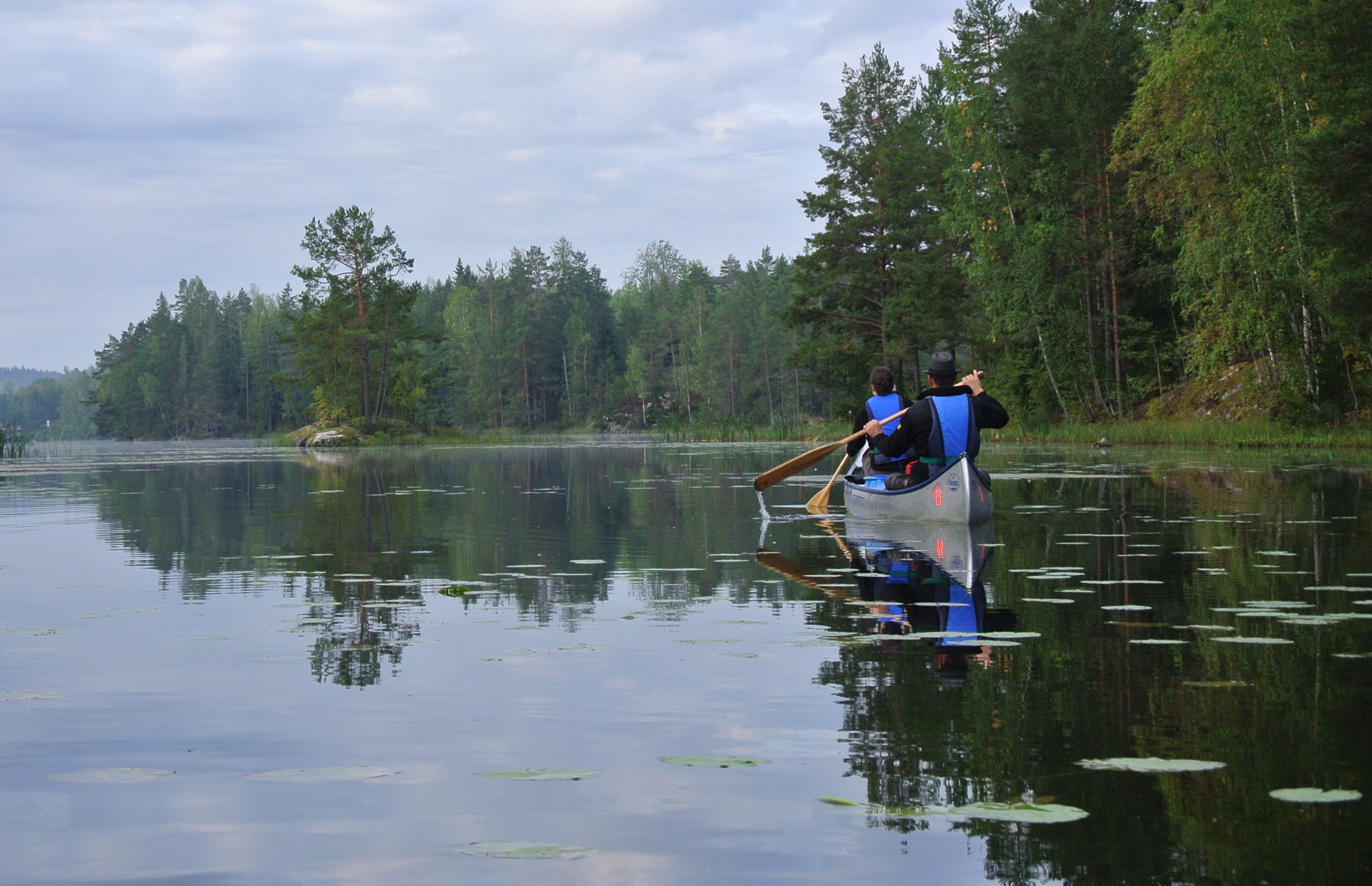 kanot paddla i spegelblankt vatten i morgondimman 