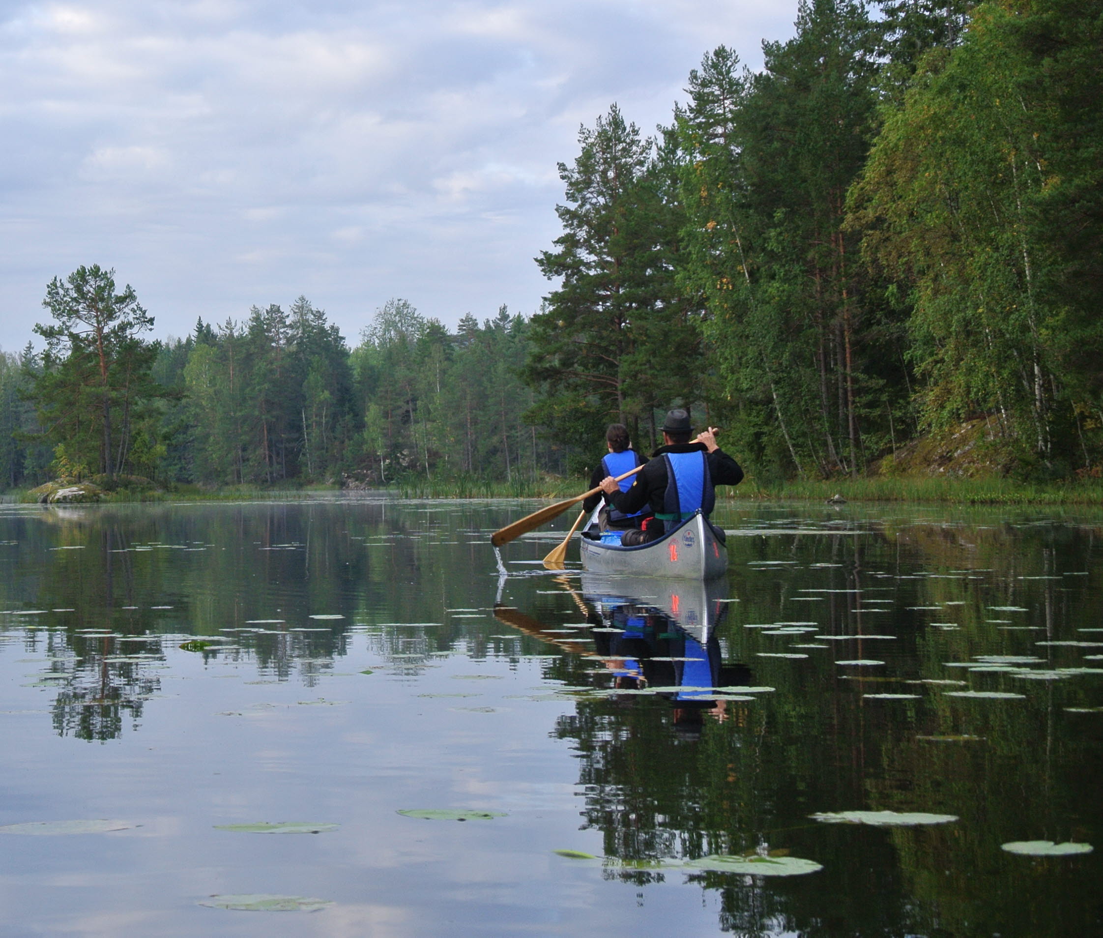kanot paddla i spegelblankt vatten i morgondimman 