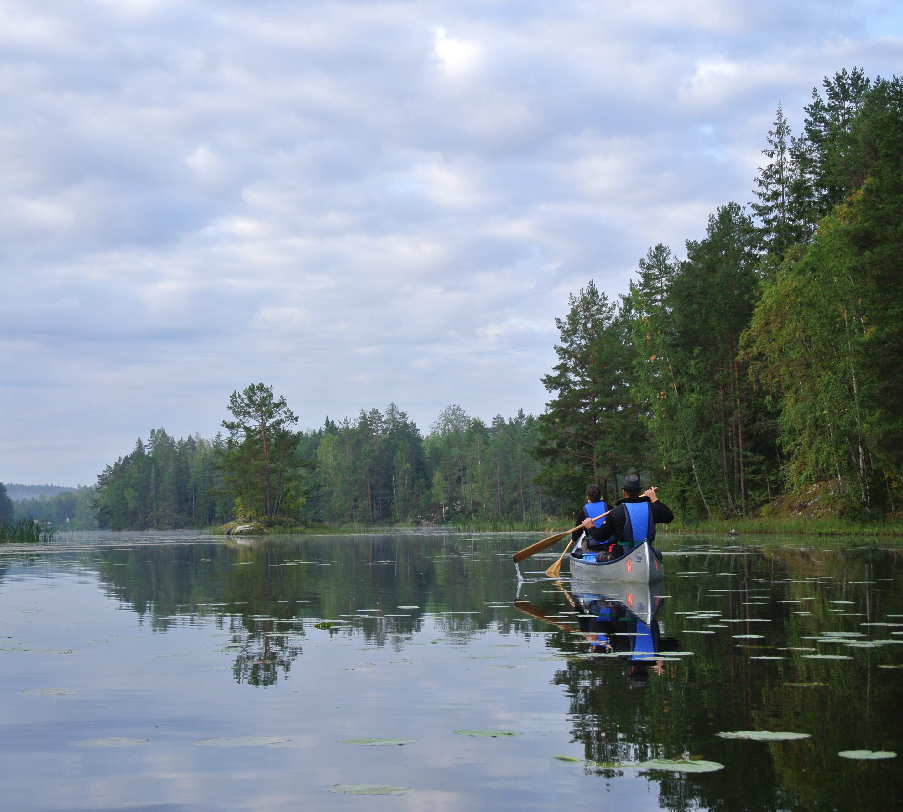 kanot paddla i spegelblankt vatten i morgondimman 