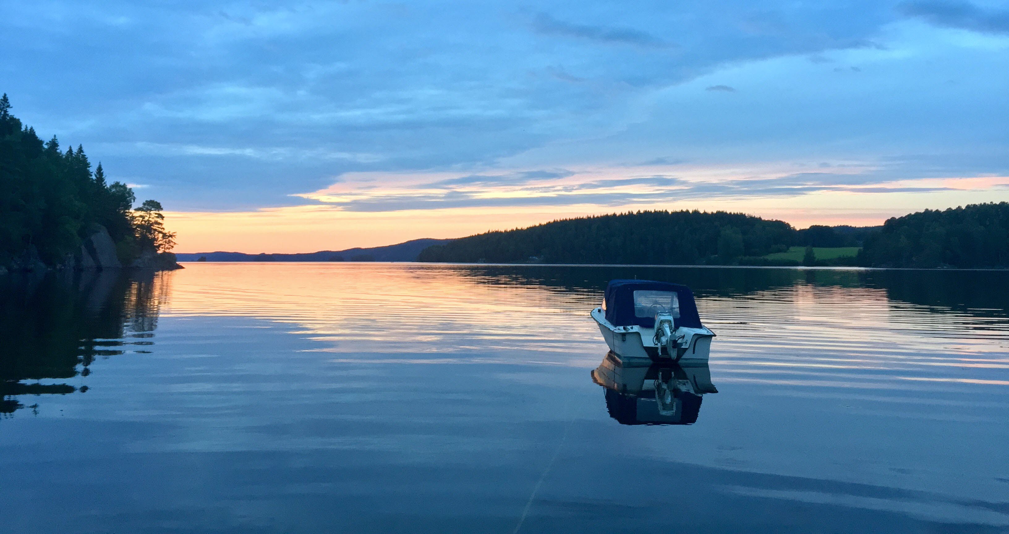 Motorbåt i Lelången på kvällen