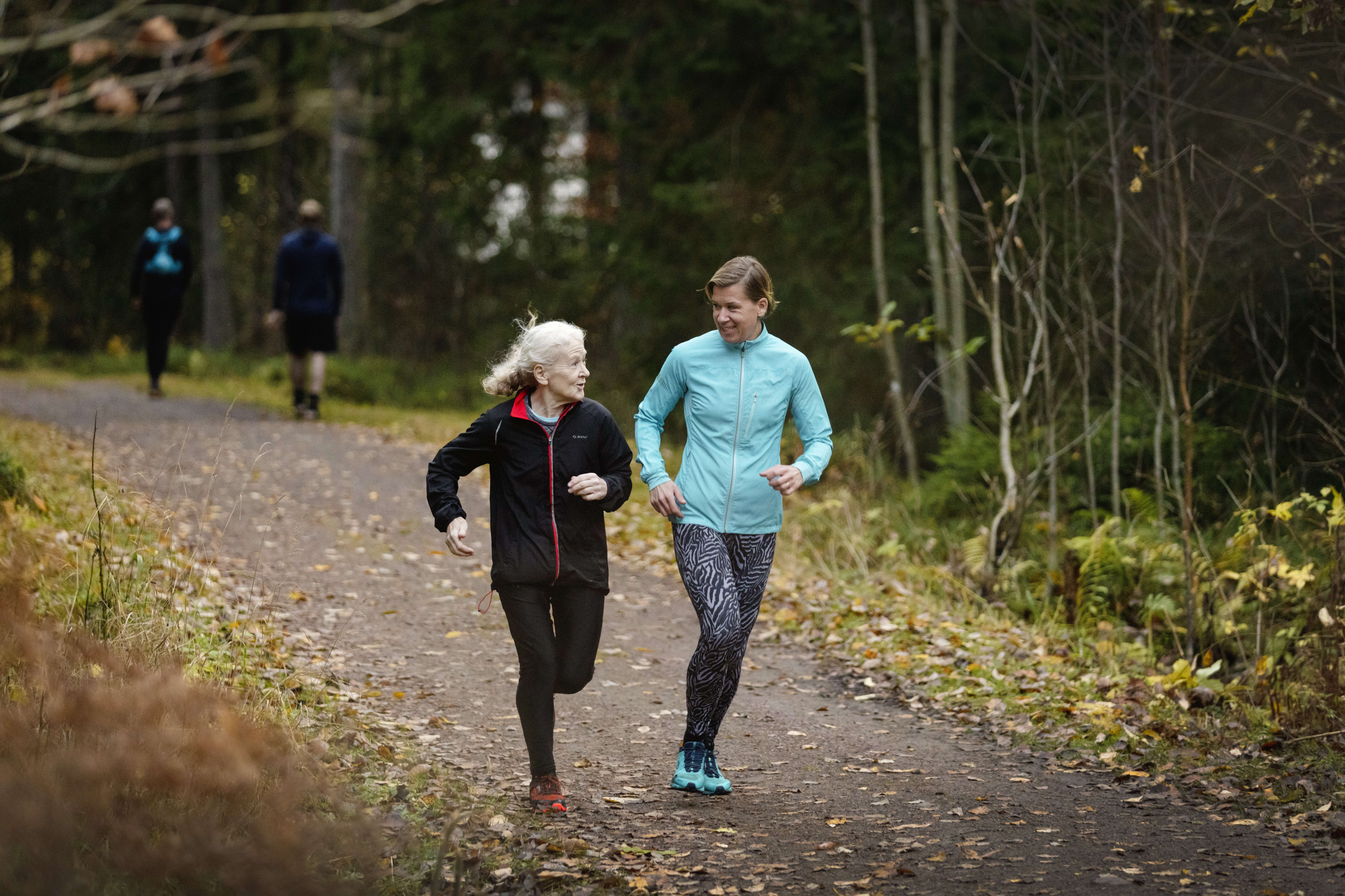 Två kvinnor i motionsspår