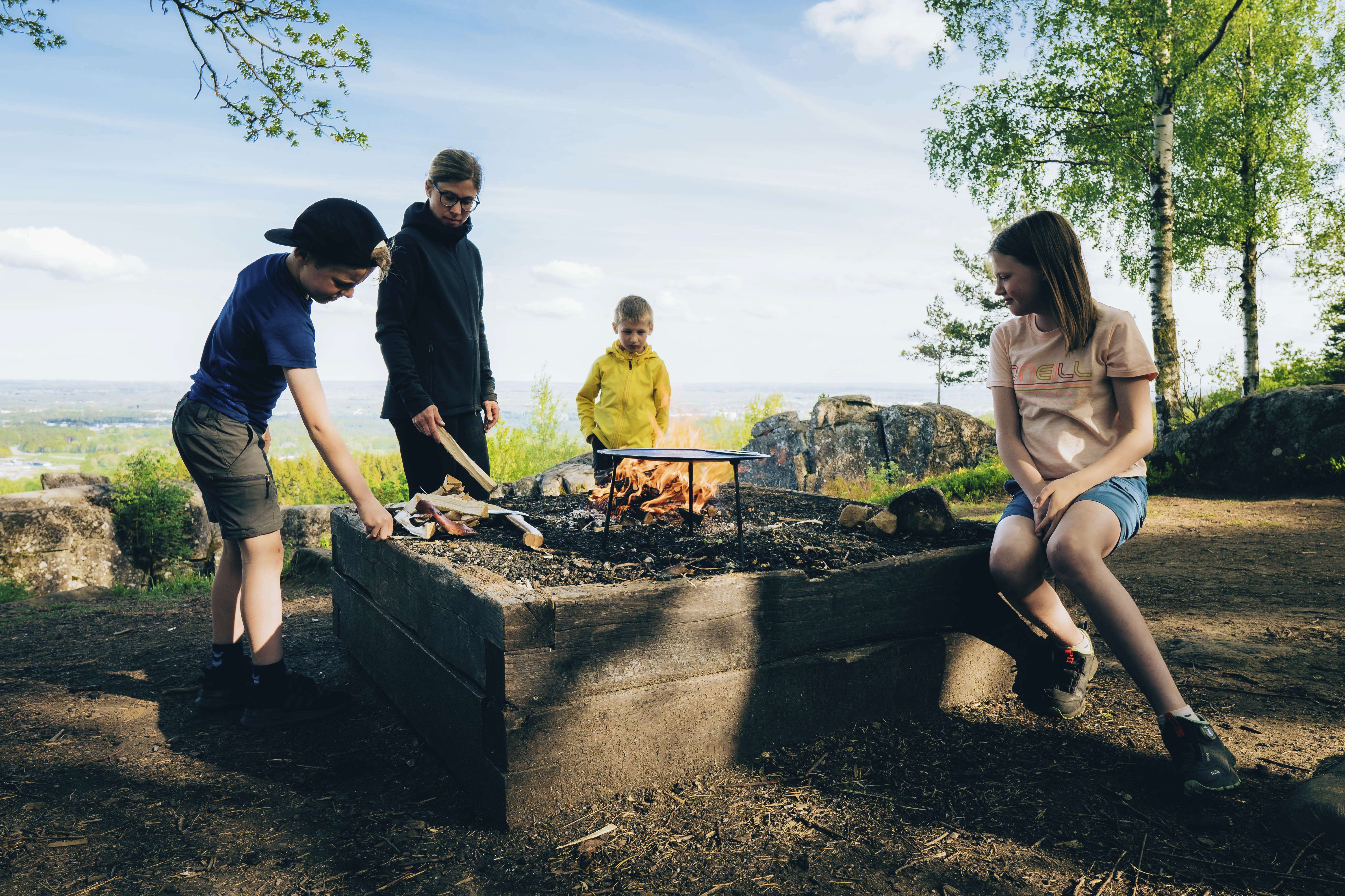 Familj vid grillplats vid en utsiktsplats