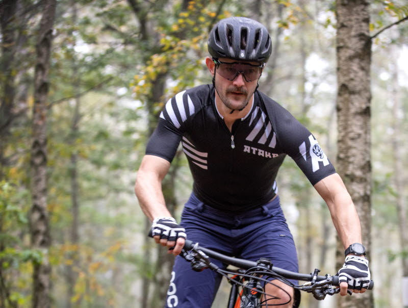 Man cyklar mtb i skogen