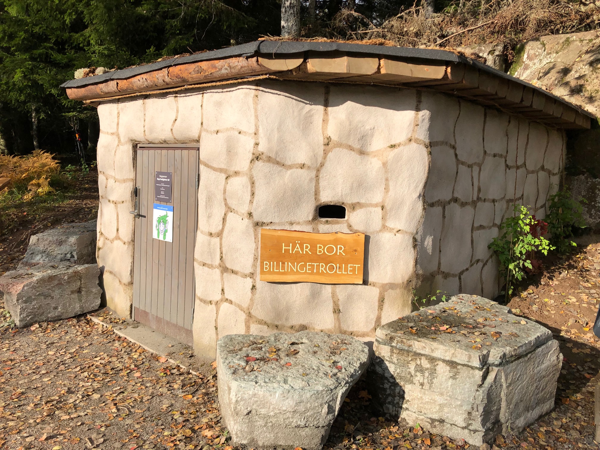 Ett litet stenhus i skogsmiljö