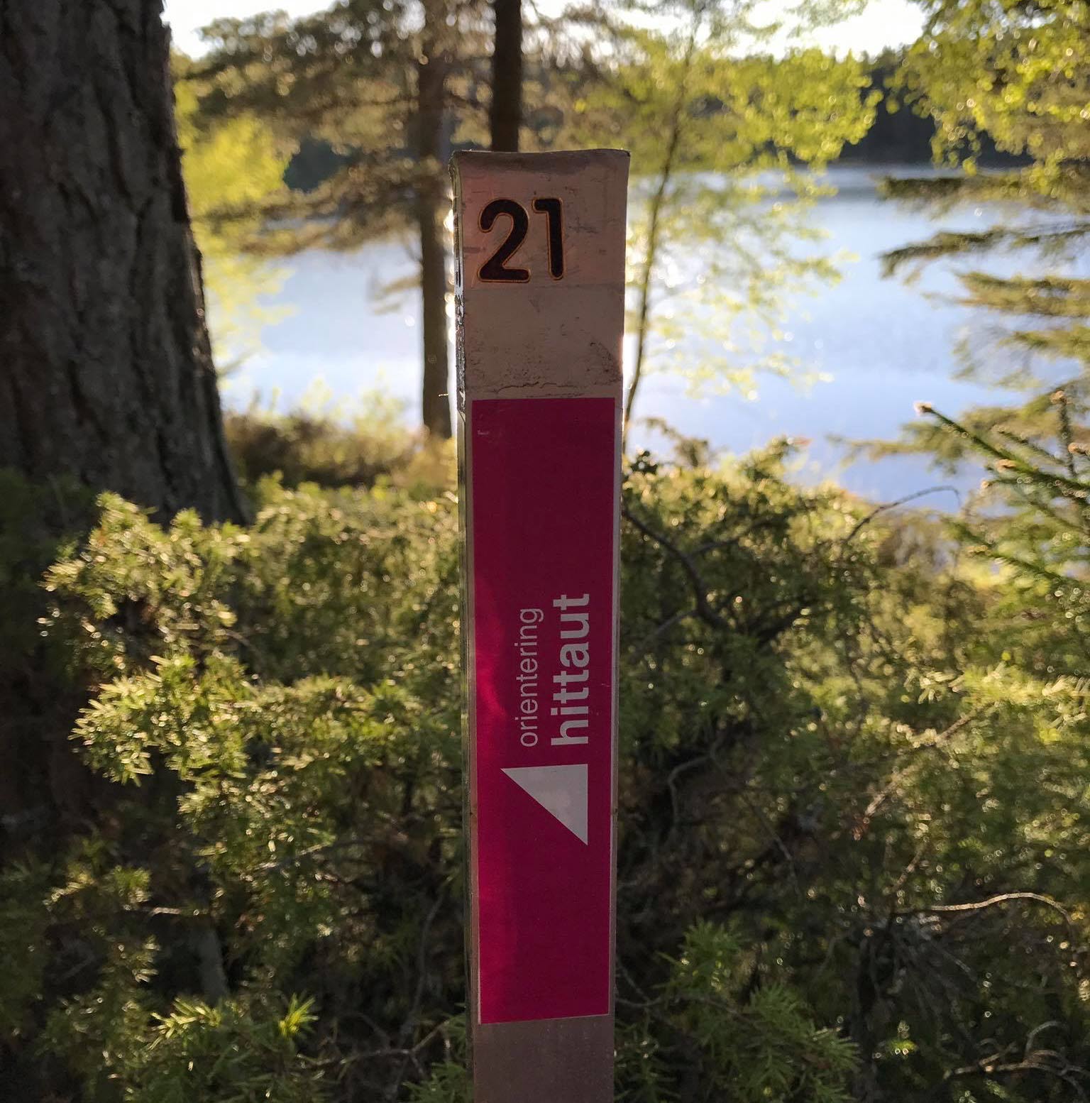 "HIttaut" markering med en sjö i bakgrunden
