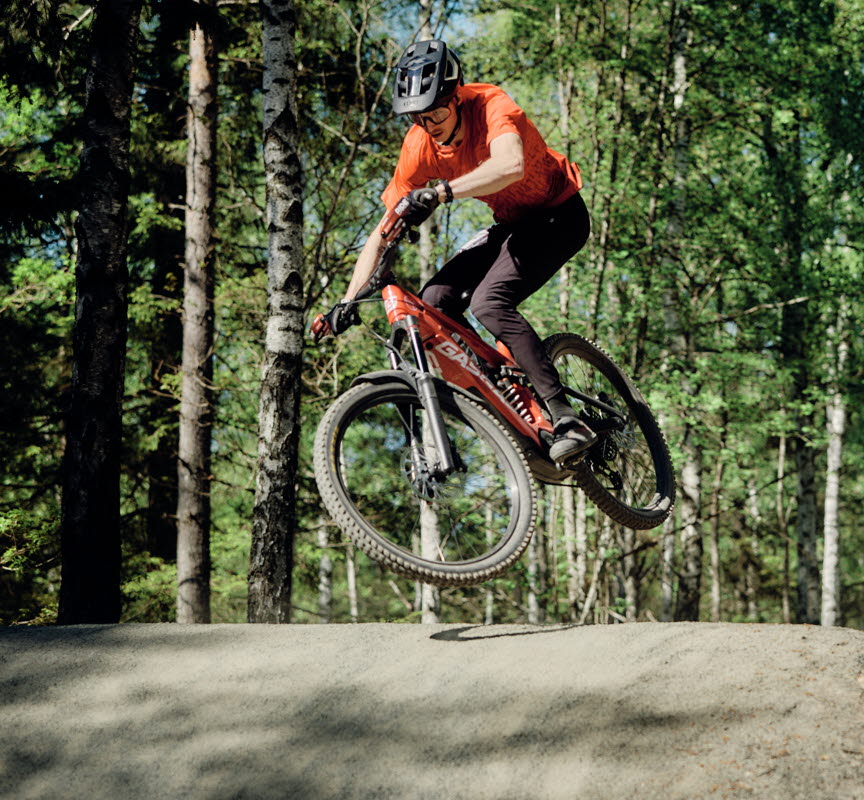 En man hoppar över en kulle med cykeln