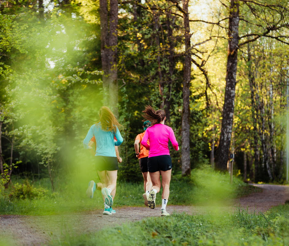 En grupp människor som springer längs ett motionsspår