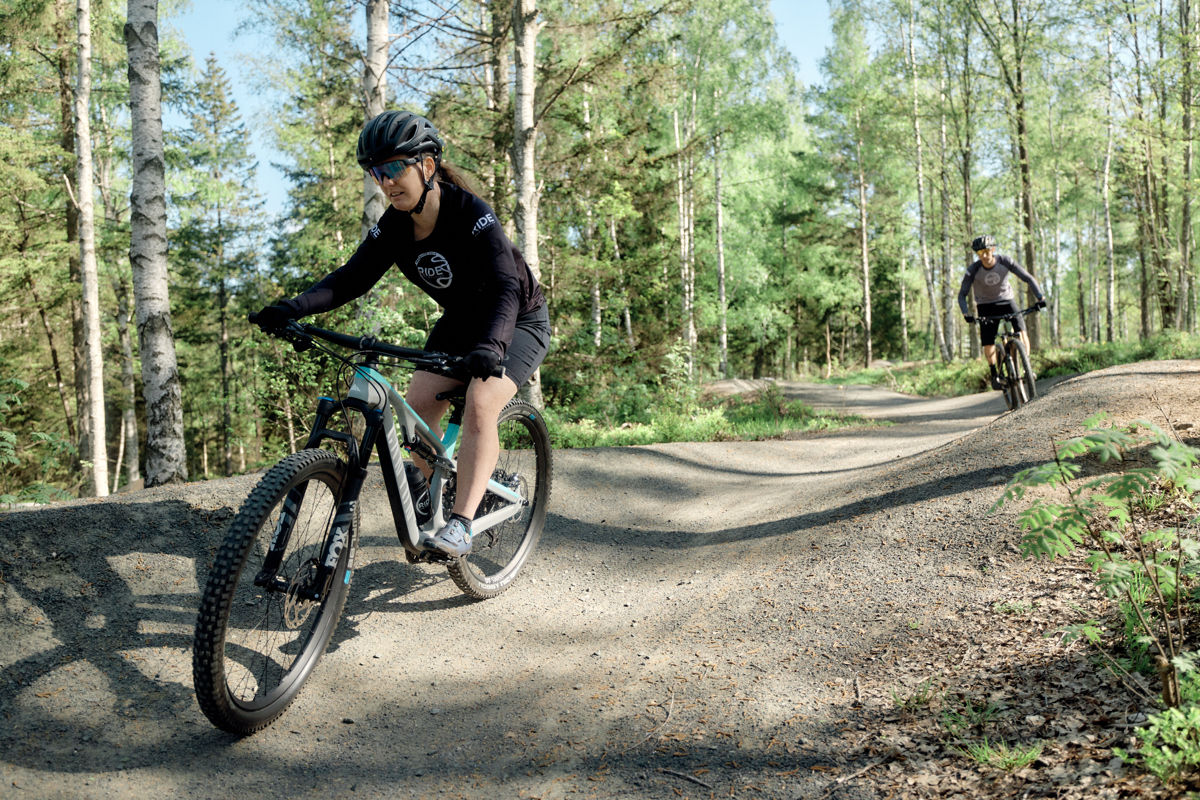 Några personer som cyklar på en cykelled