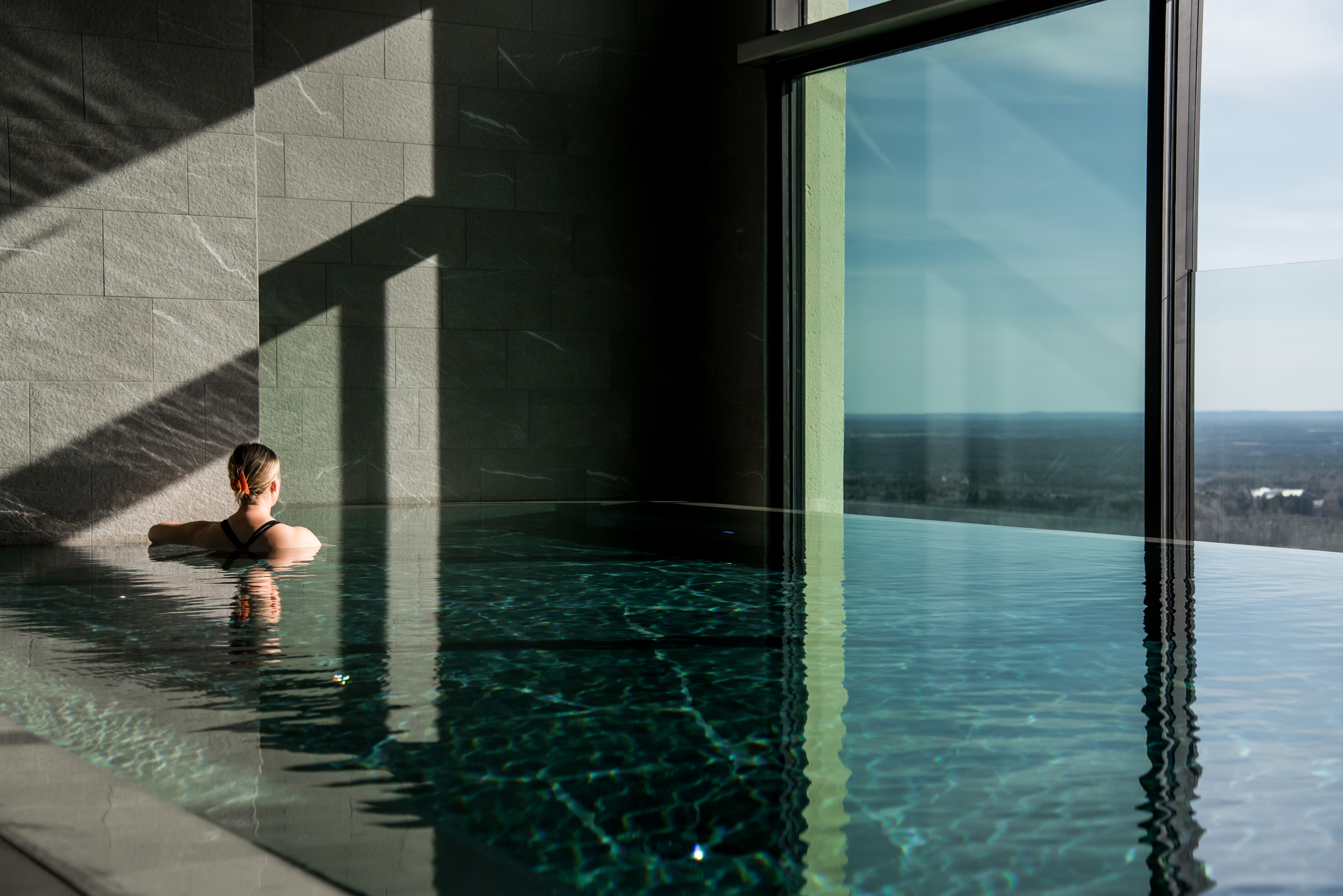 Person i en infinitypool med utsikt