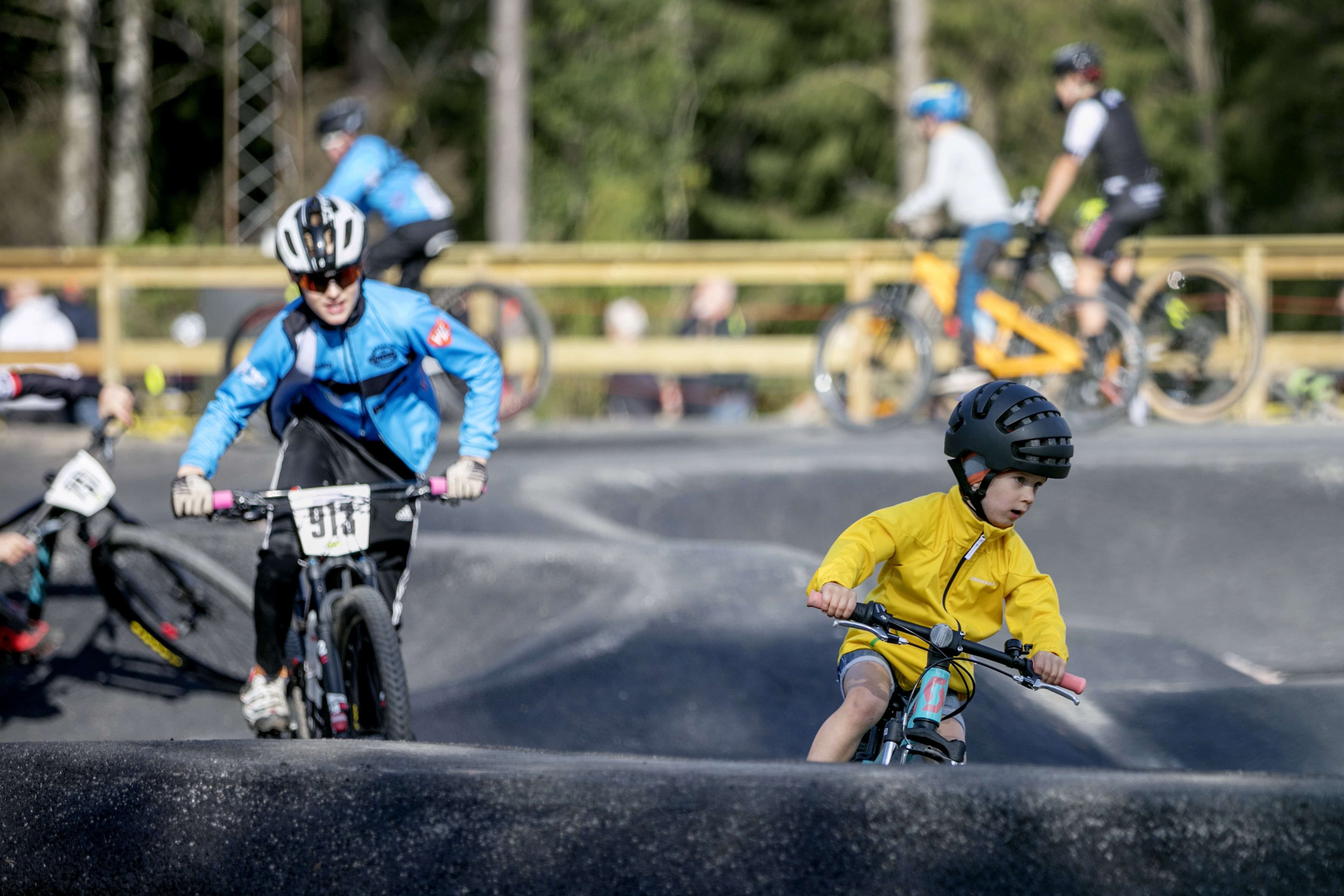 Mamma och son på cyklar i pumptrackbanan Nybörjaren på Billingen Skövde