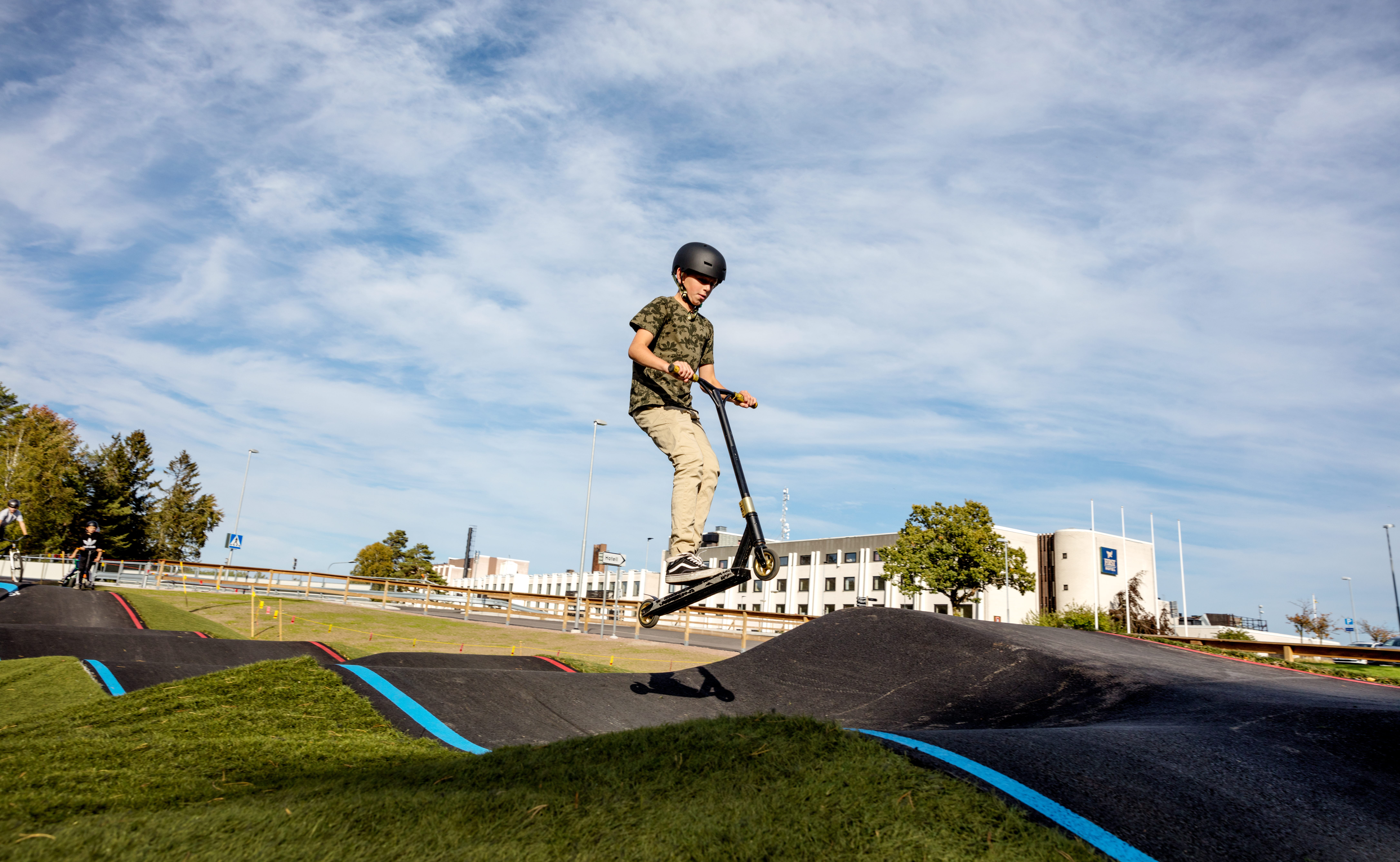 Guy on a kickbike in the pump track Utmaningen at Billingen Skövde