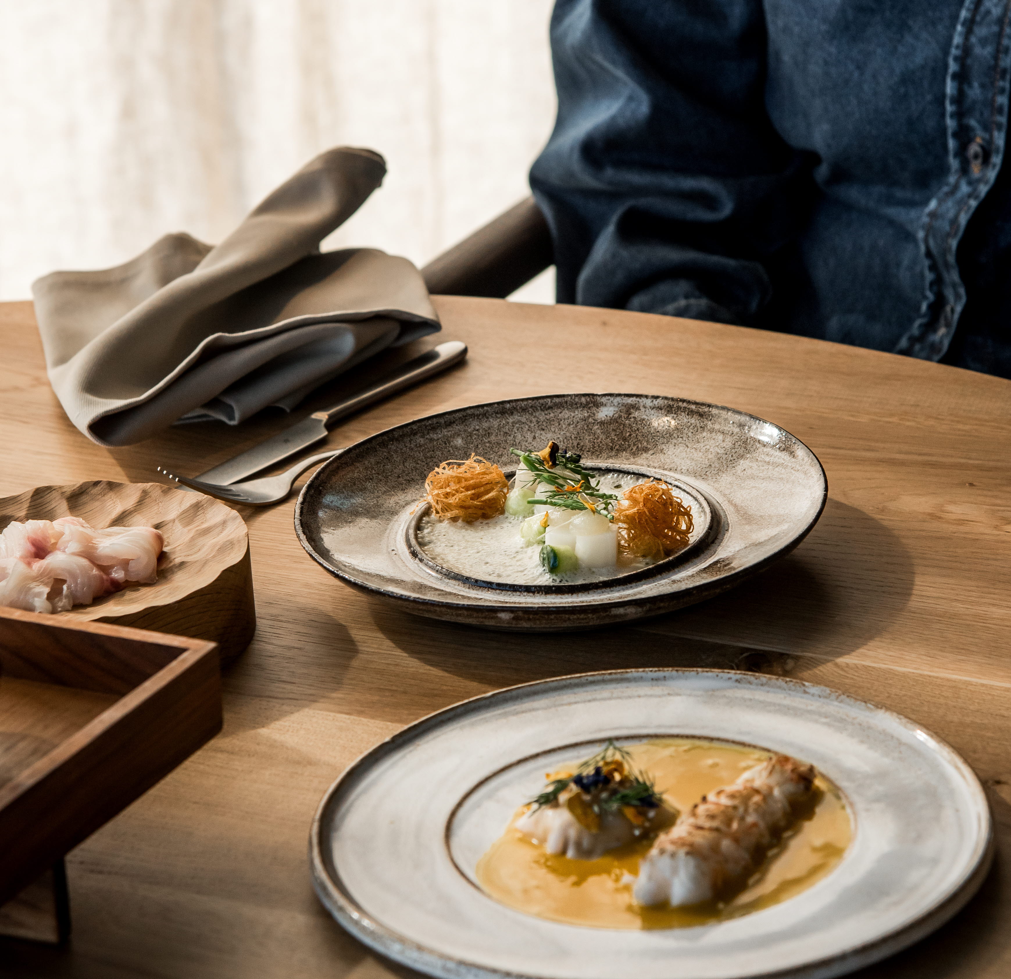 Två tallrikar med mat på ett träbord