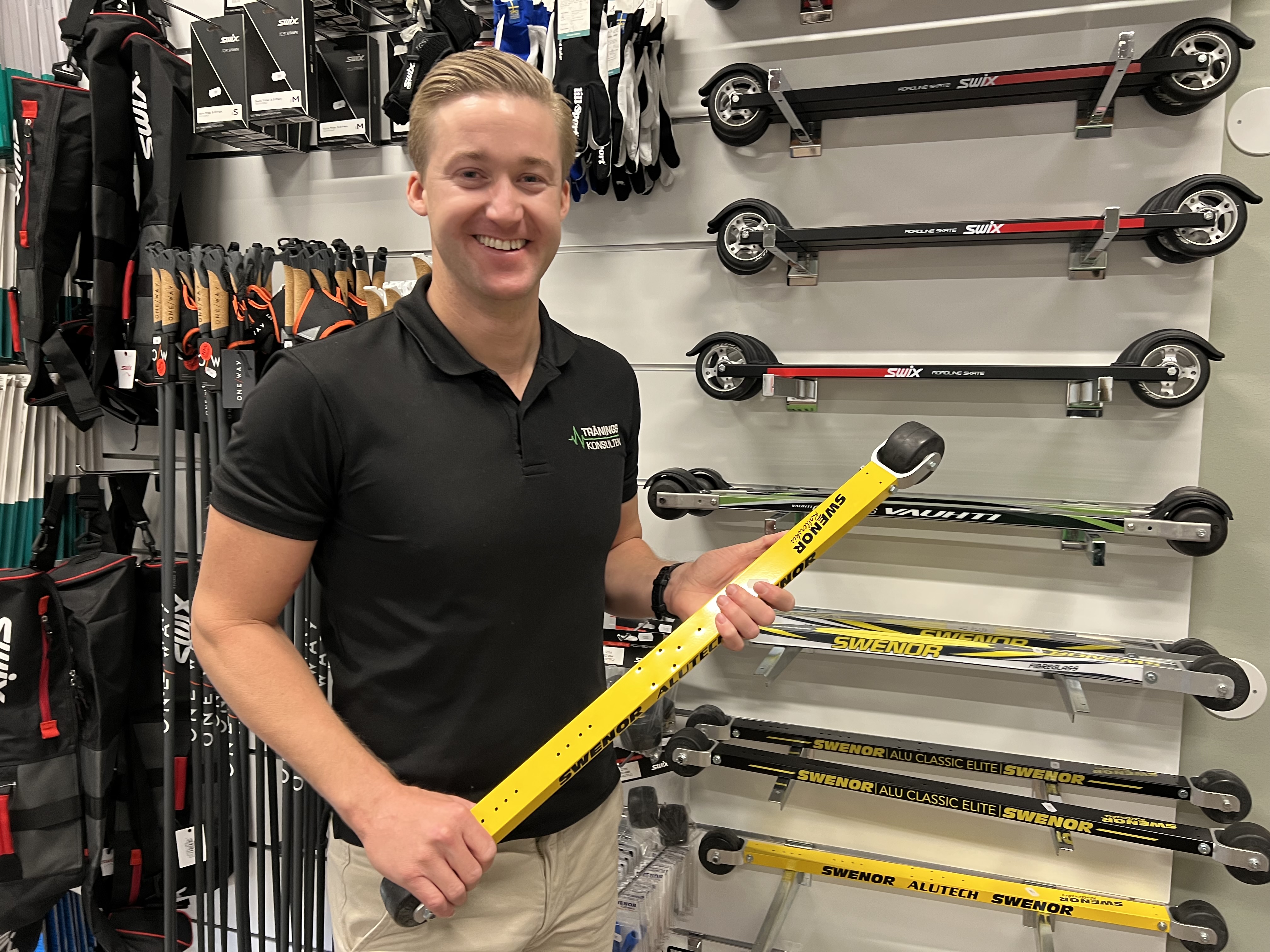 Man stående i en sportbutik 