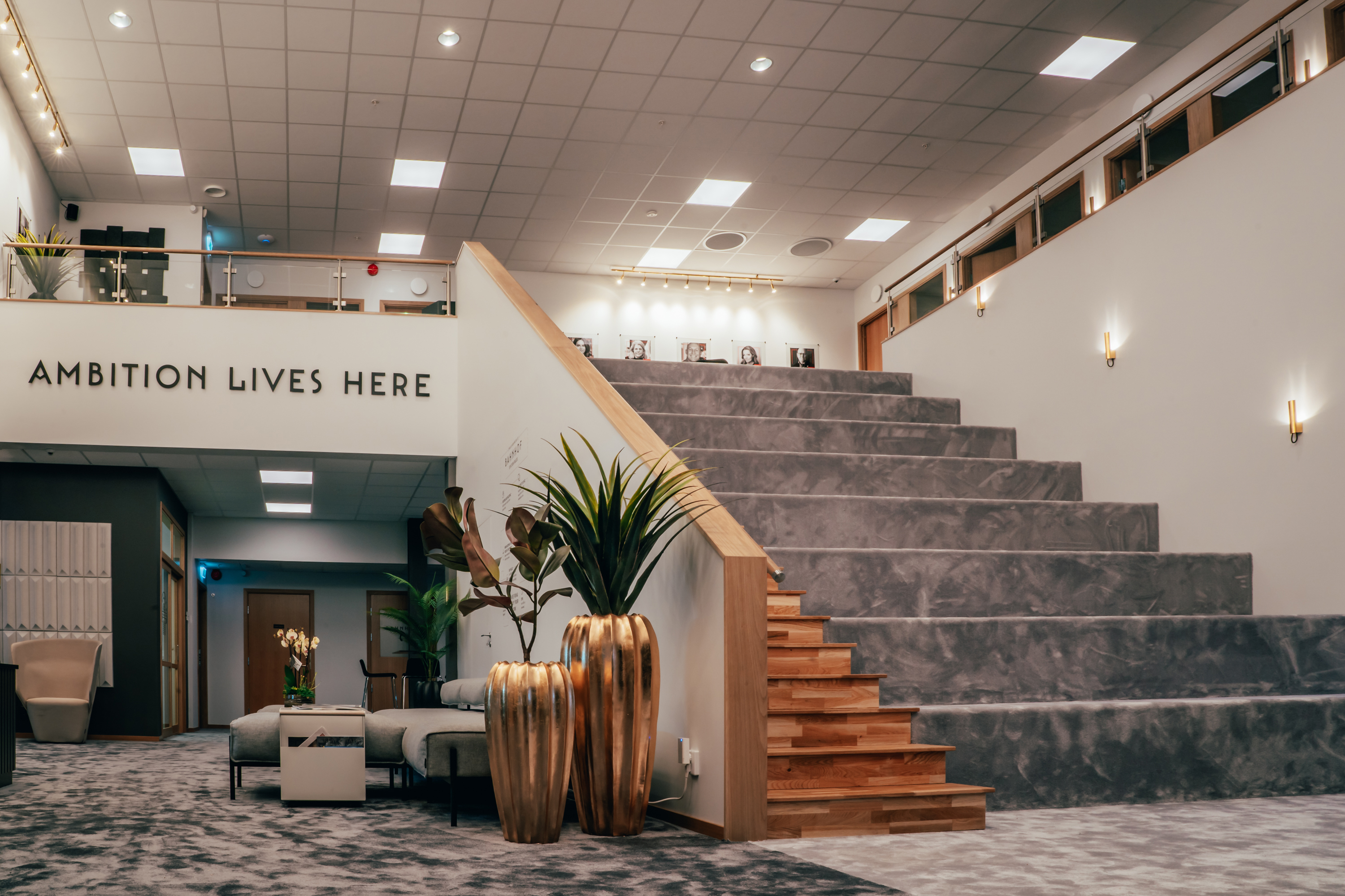 Entréyta med Bavariatrappan på Bahnhof cowork i Lidköping