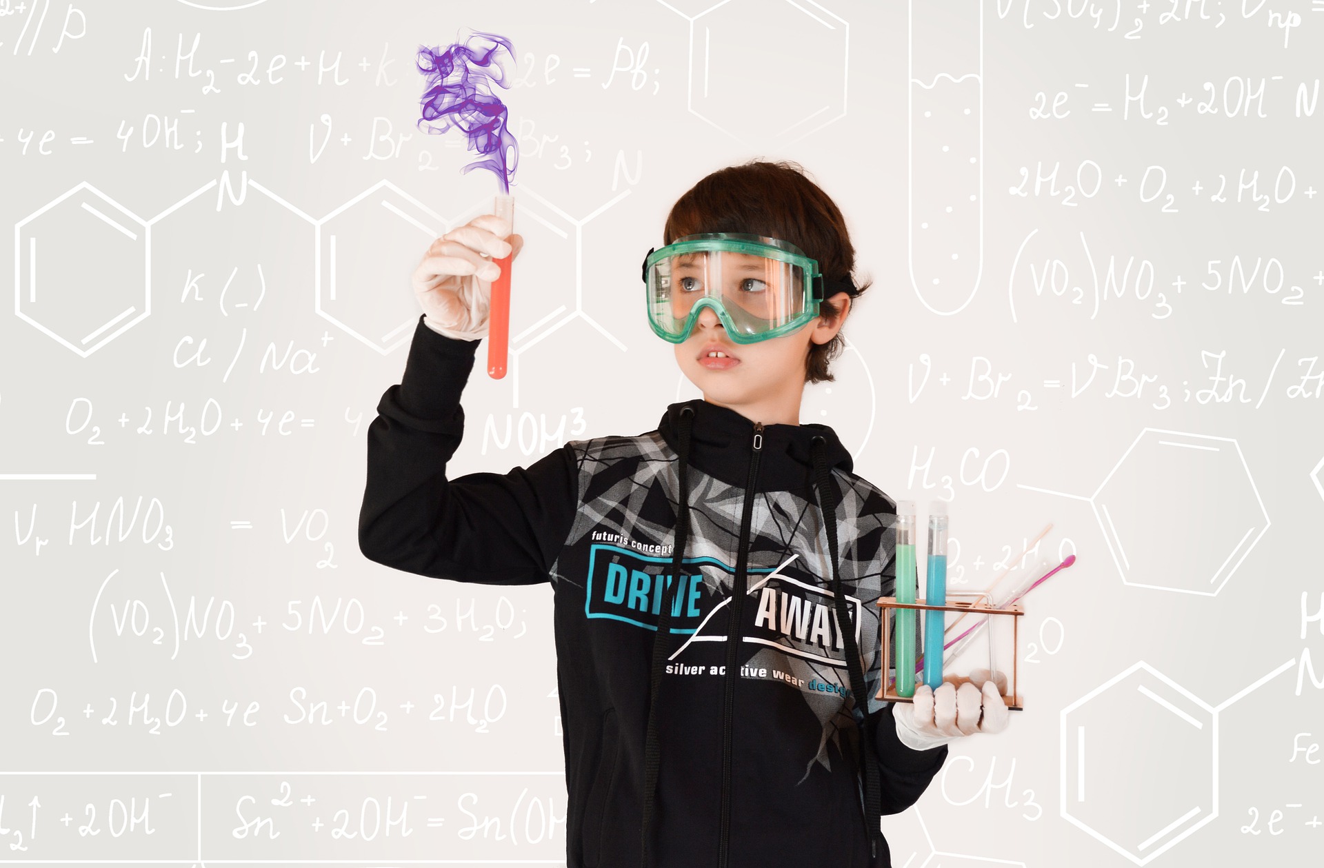 Ett barn som experimenterar