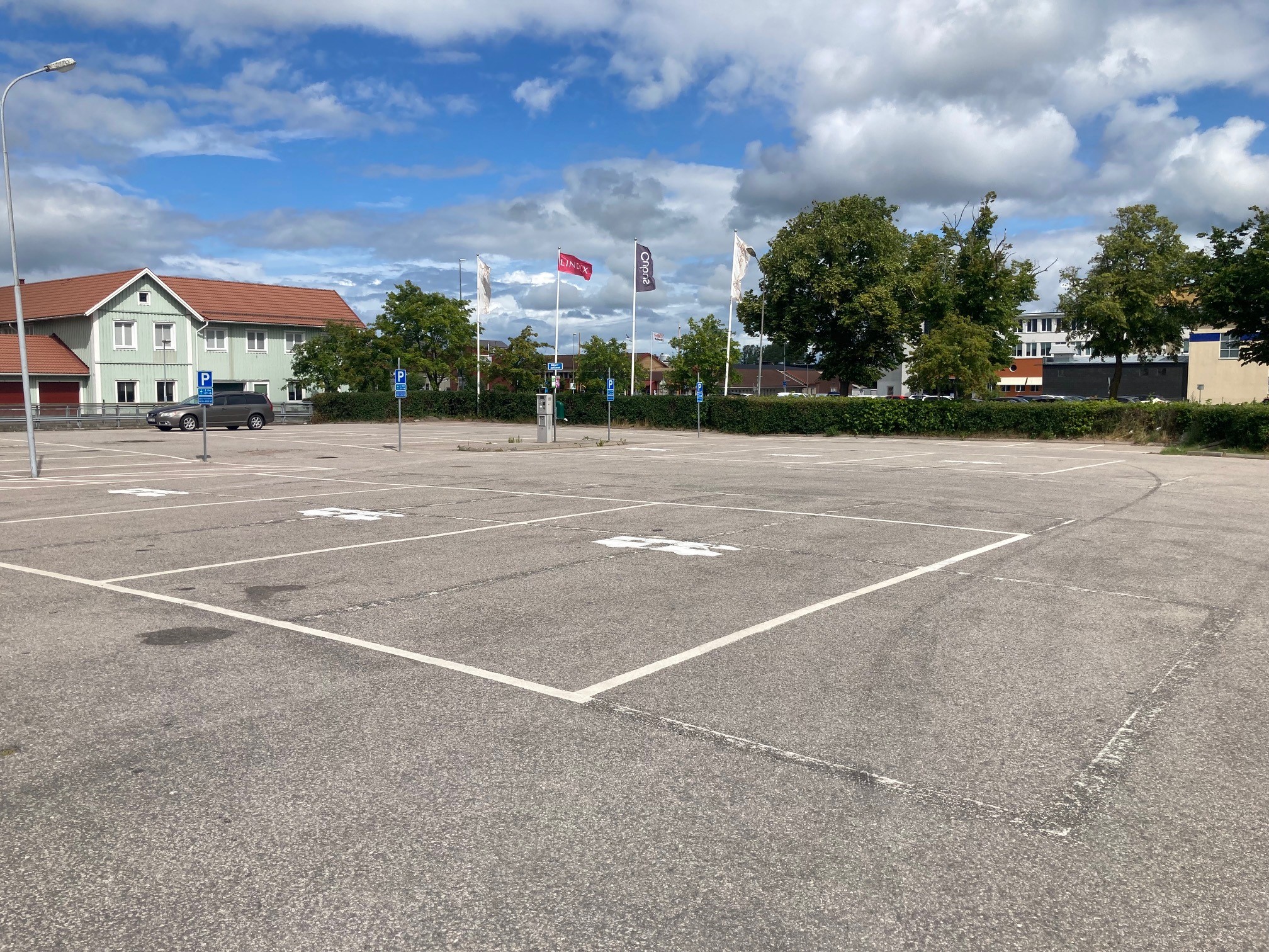 Bilden visar en parkering där husbilar kan parkera