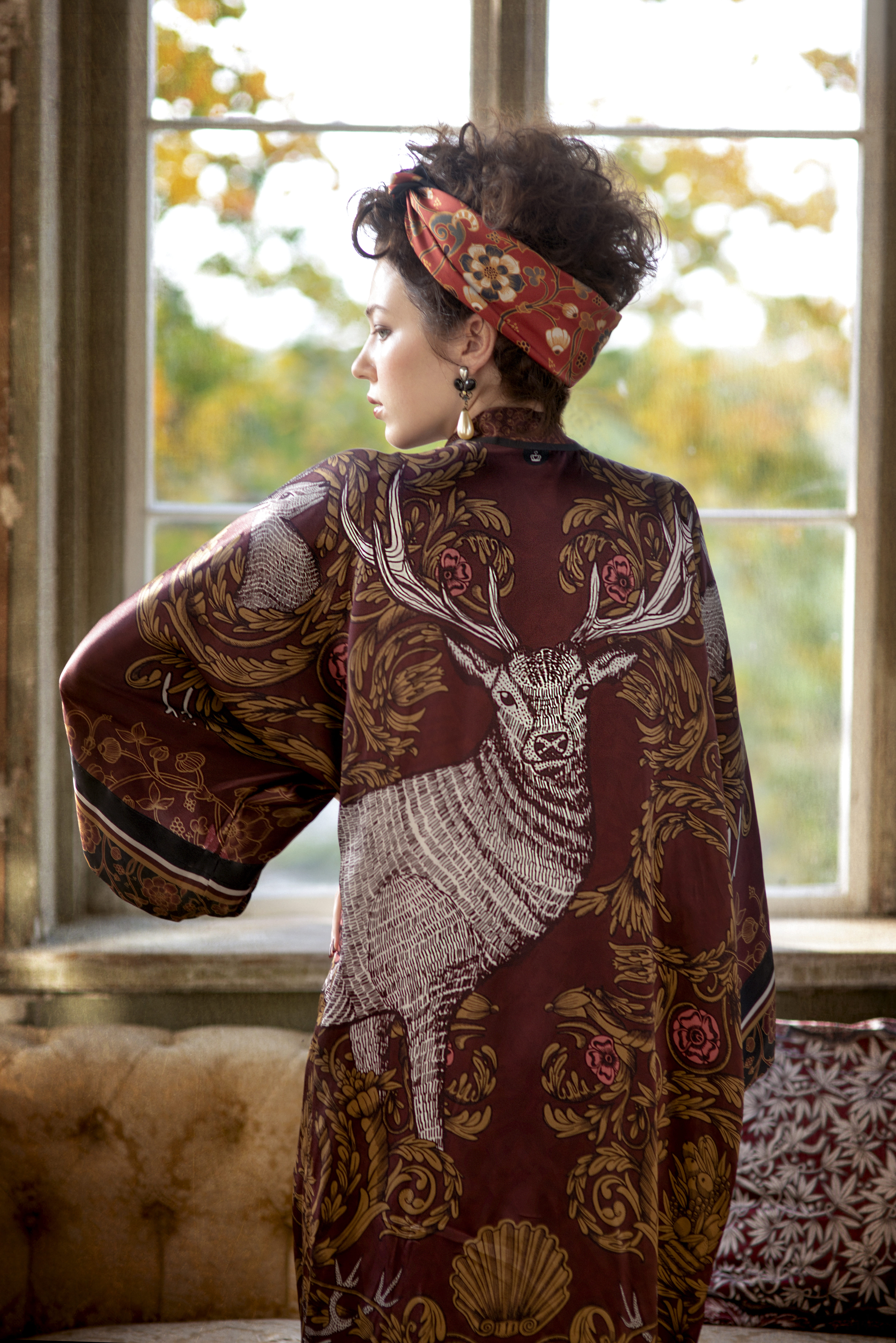 Kvinna i hjortmönstrad kimono.