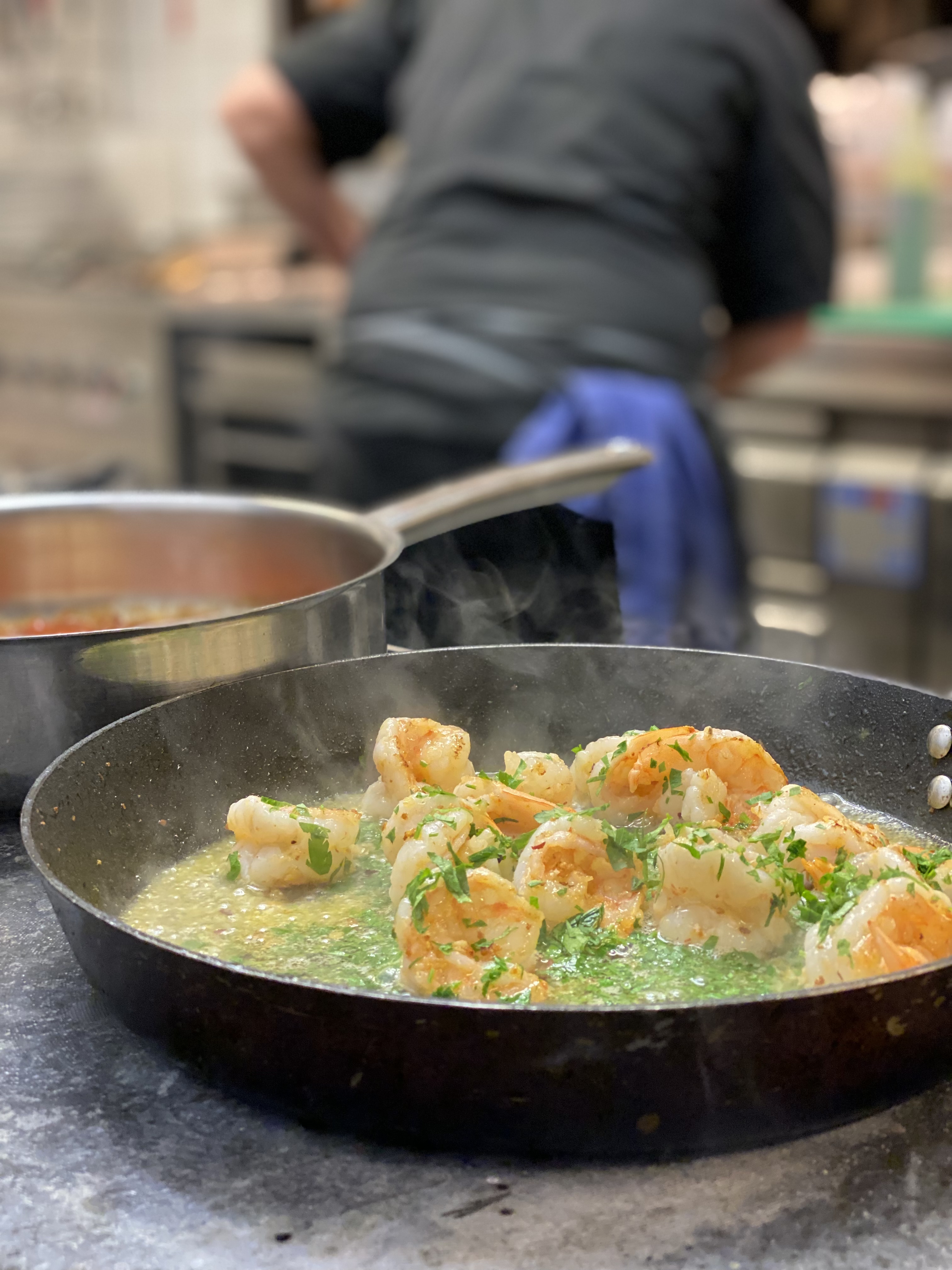 Räkor tillagas på spishäll, Restaurang Skafferiet Lidköping