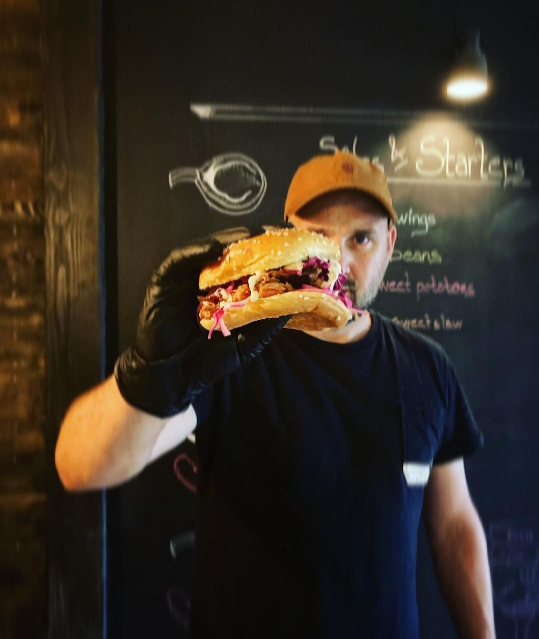 Fire & mash, man håller hamburgare