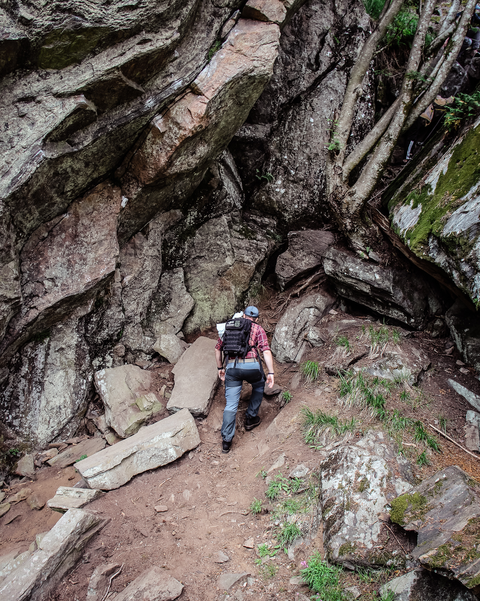 Man med ryggsäck vid grottor