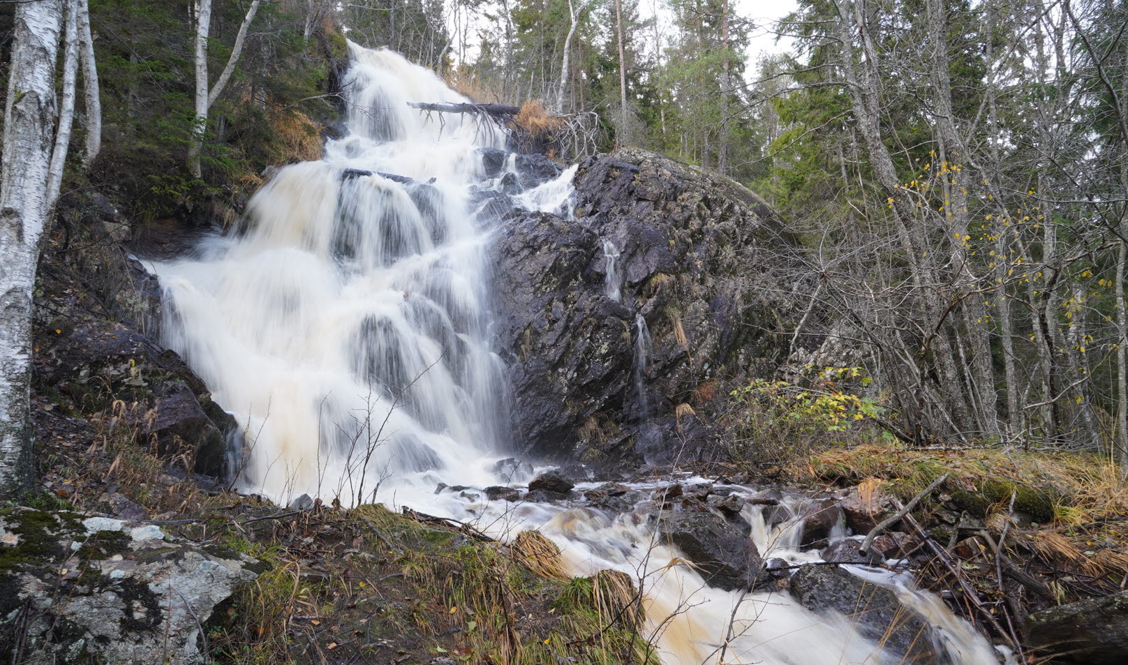 vattenfall Brudslöjan i Ed under hösten