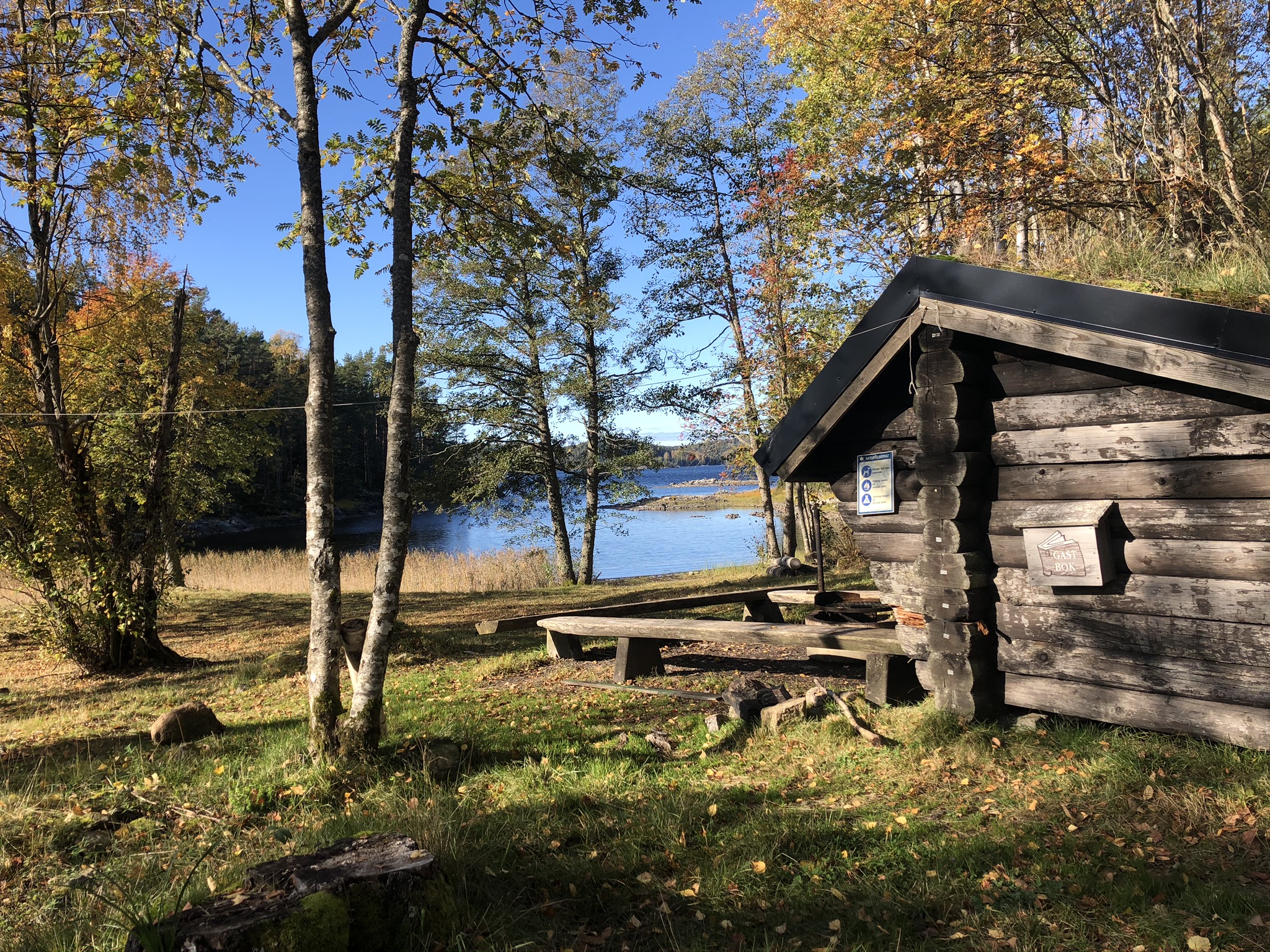 Vindskydd, grillplats och dass i Furustad naturreservat