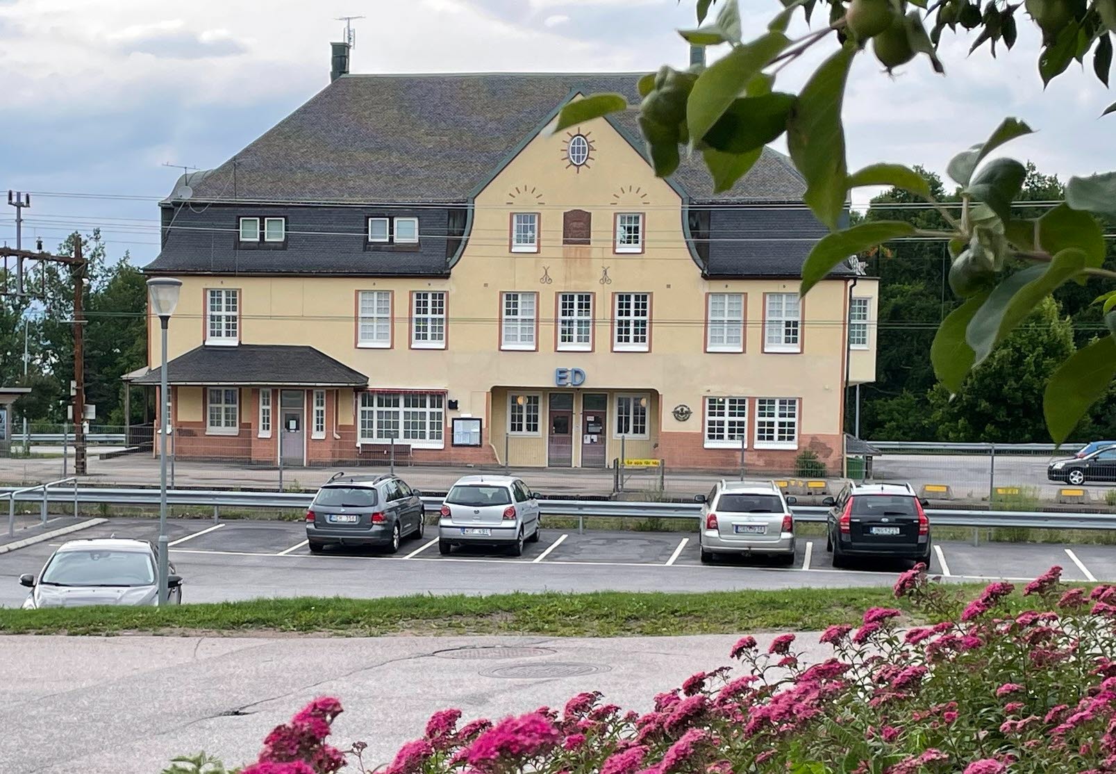 Stationshuset i Ed utifrån