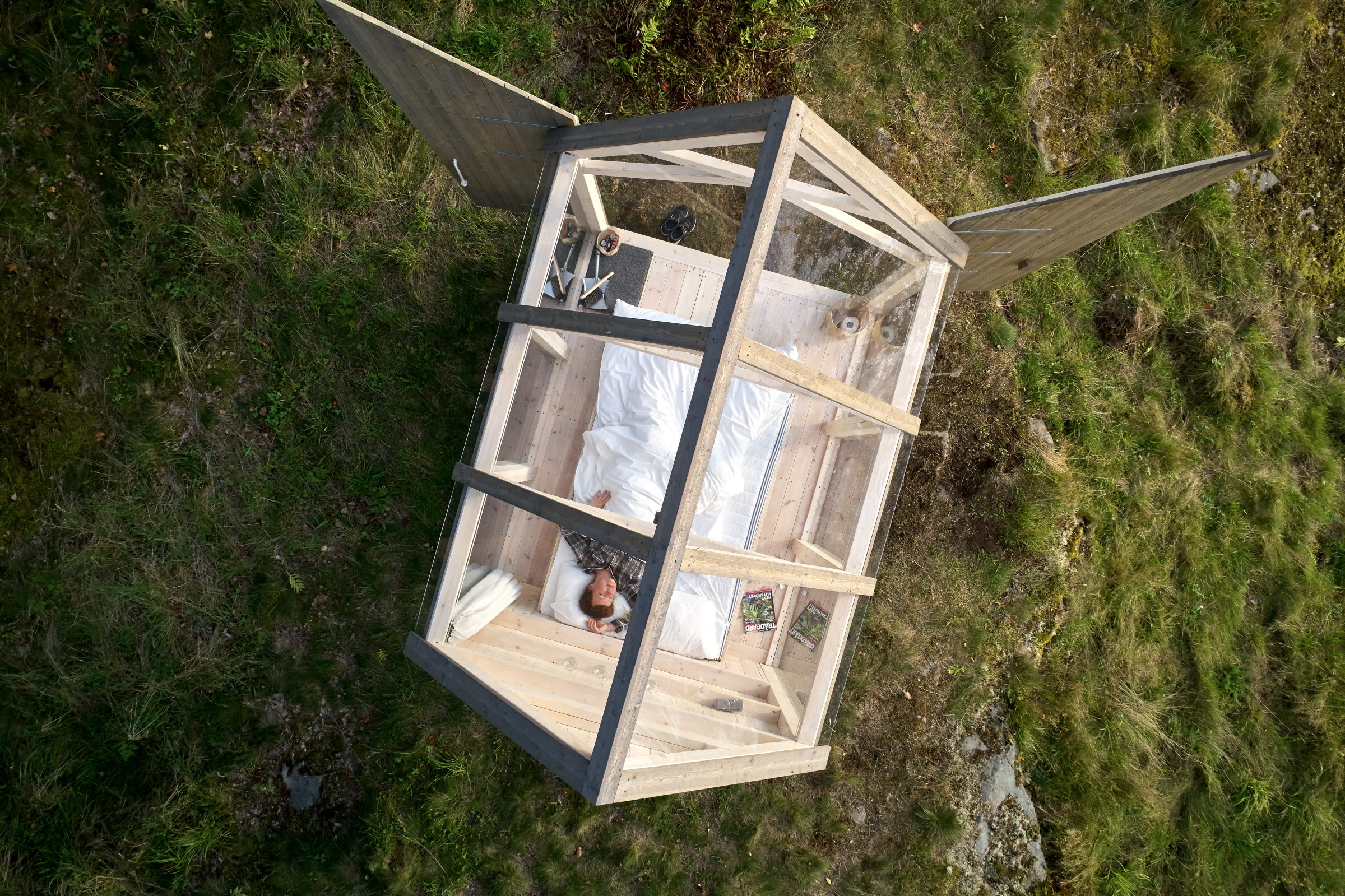 Bo ett ett glashus och ta del av 72 hour cabin.  