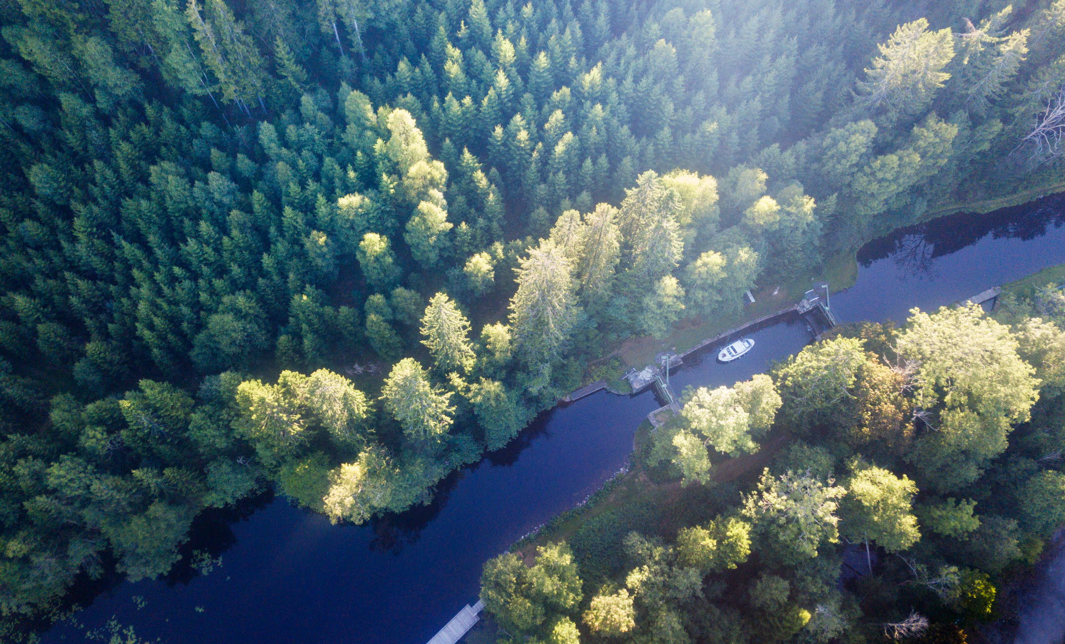 Vy över sluss i Dals Långed i Dalslands kanals sjösystem.
