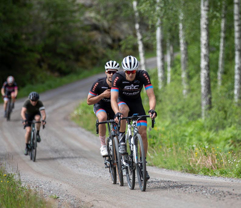 Cyklister på grusväg
