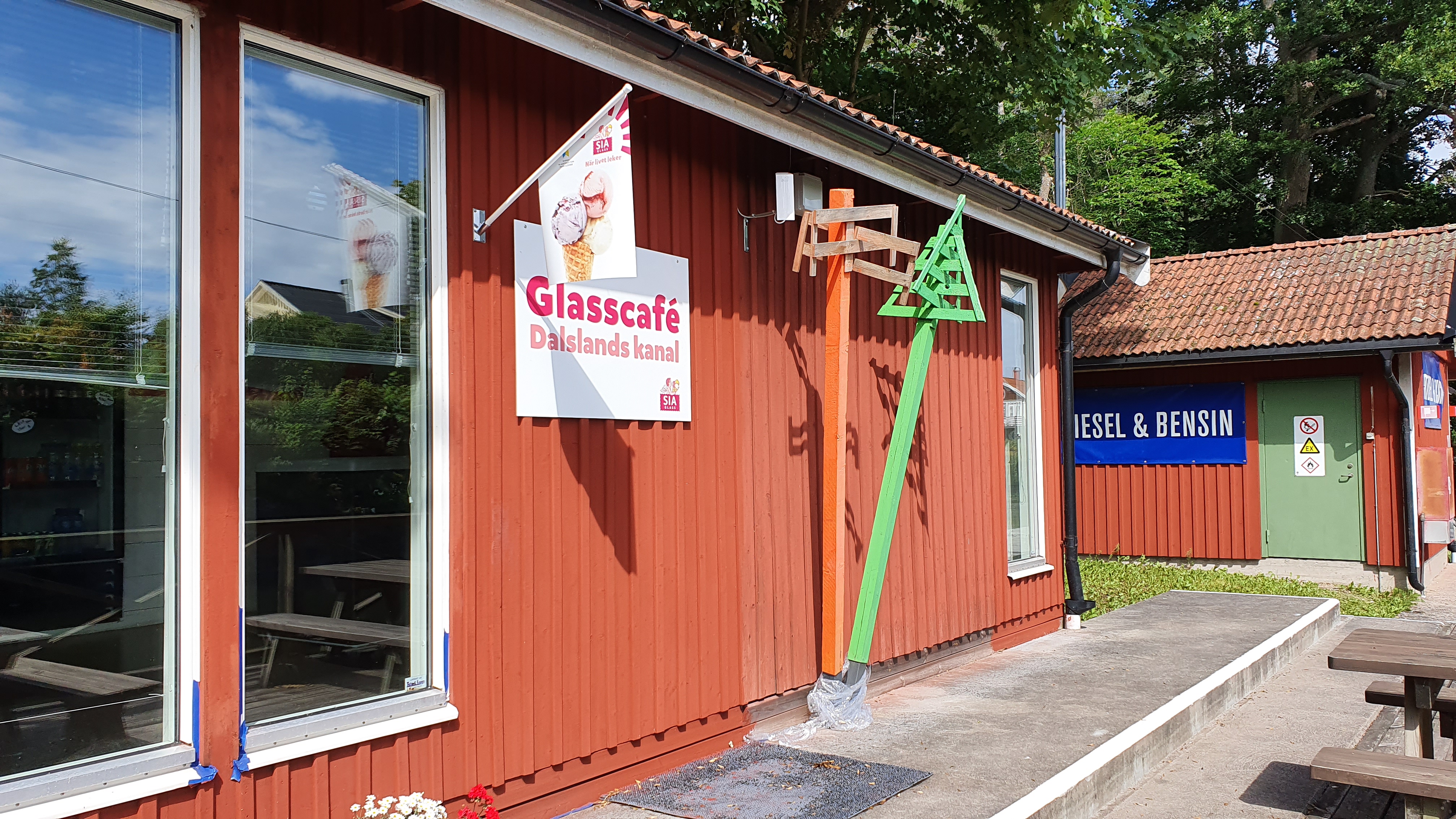 Slussvaktarstuga med café vid Köpmannebro slusstation.