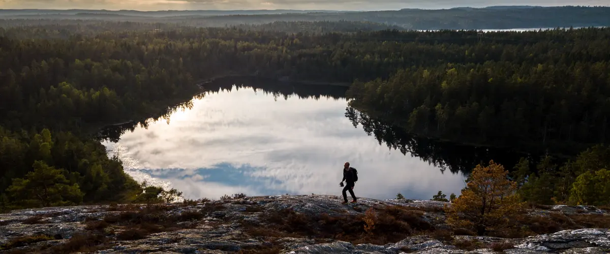 Vandrare i Dalslands skogs- och sjölandskap