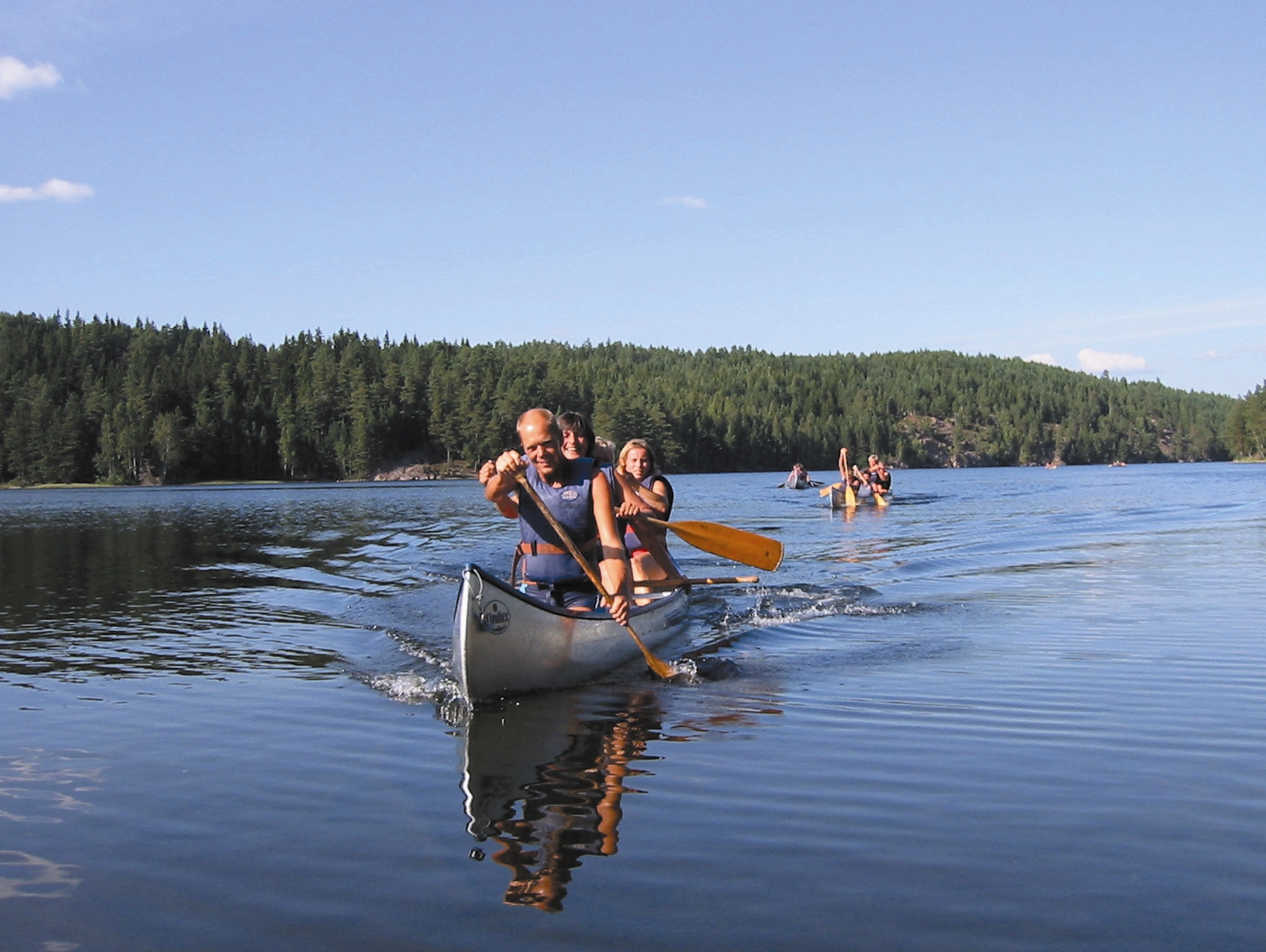 Kanoter i och vid sjön