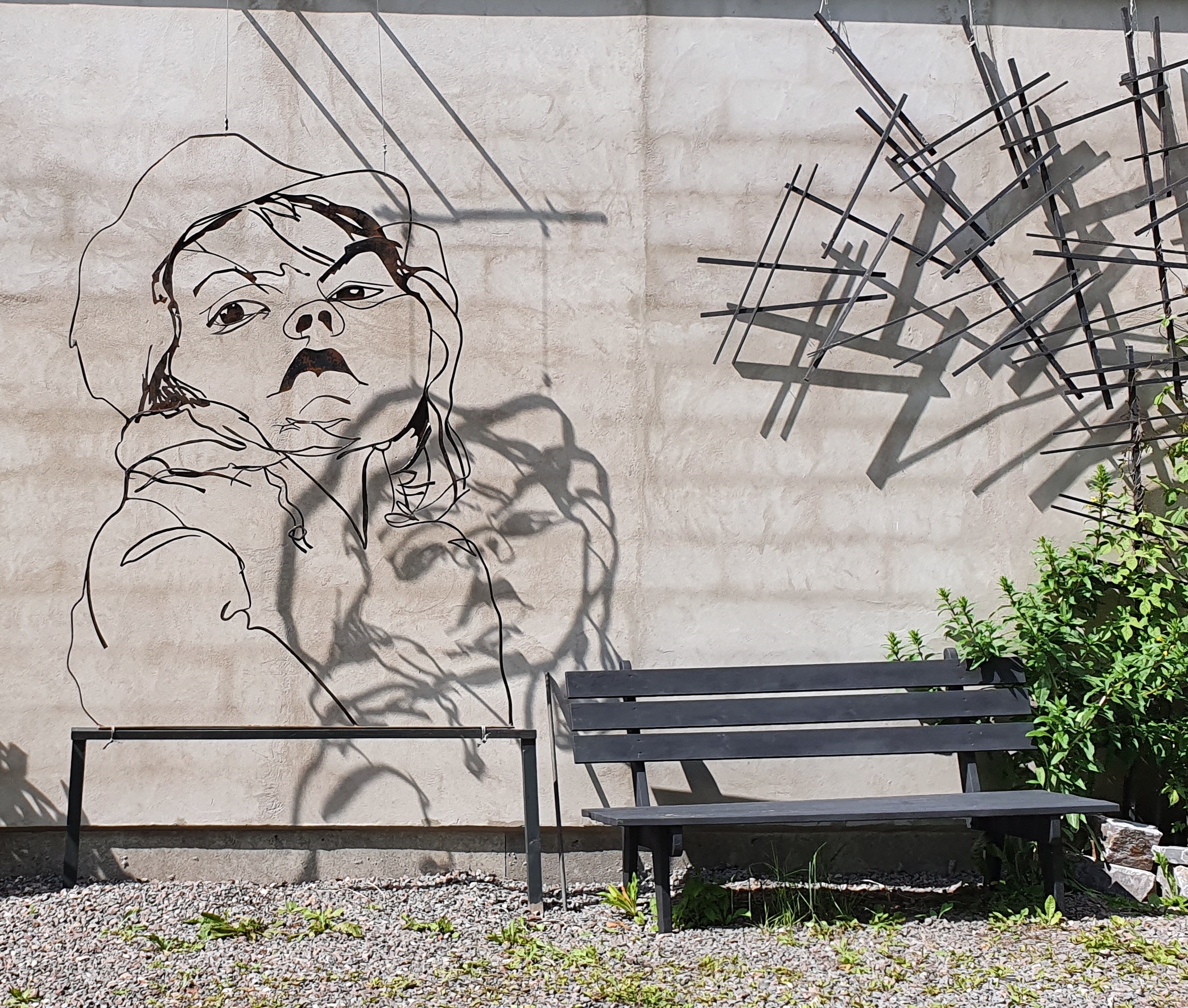 Parken på Not Quite och Fengersfors Bruk med konst av Jessica Fleetwood.   