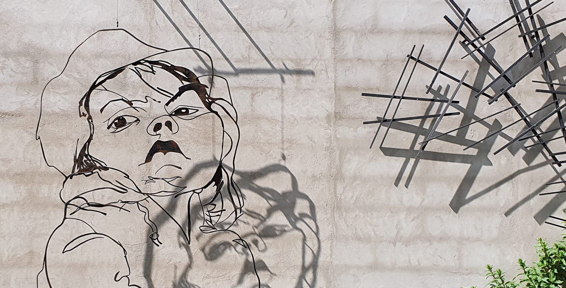 Parken på Not Quite och Fengersfors Bruk med konst av Jessica Fleetwood.   