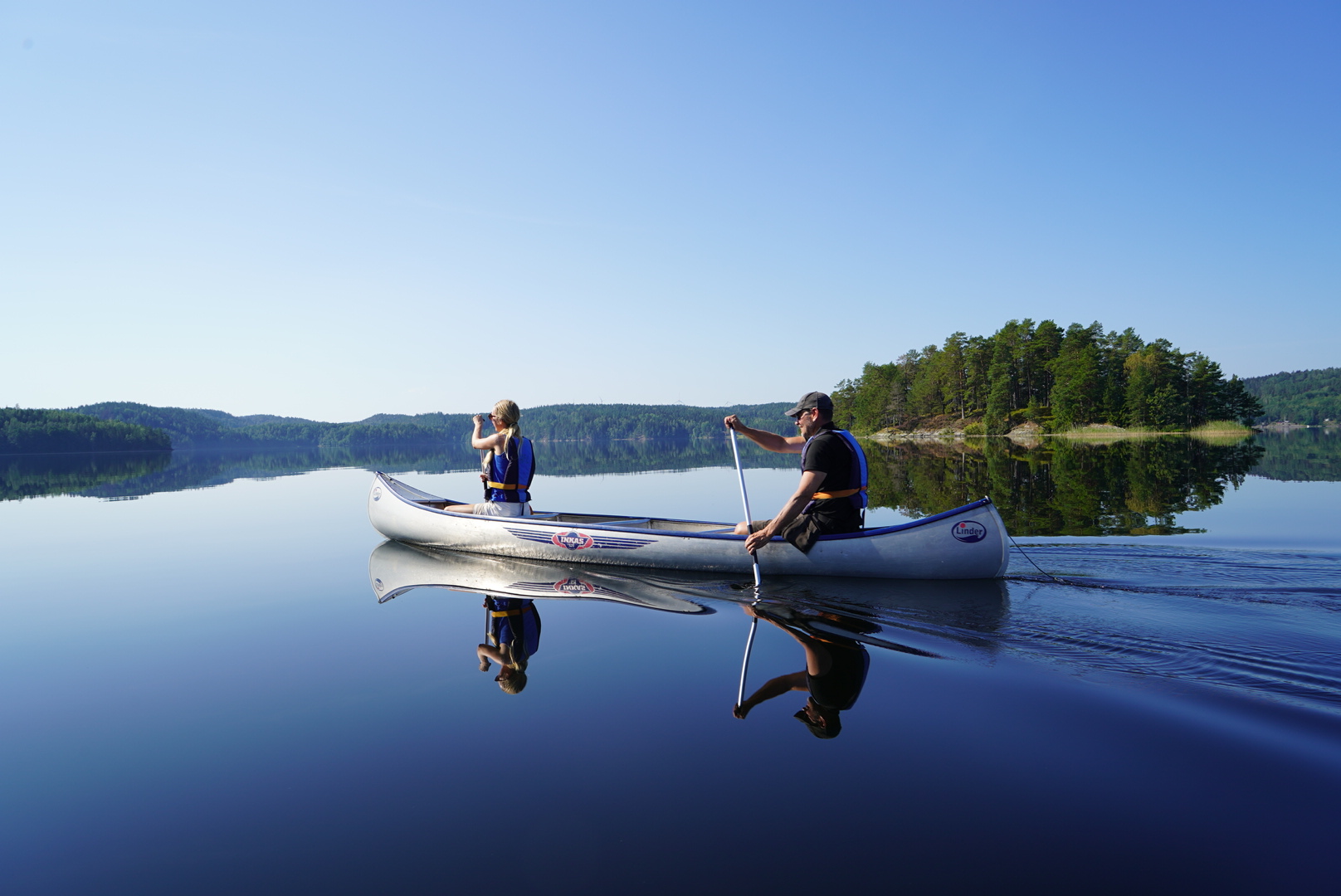 paddla i spegelblank vatten
