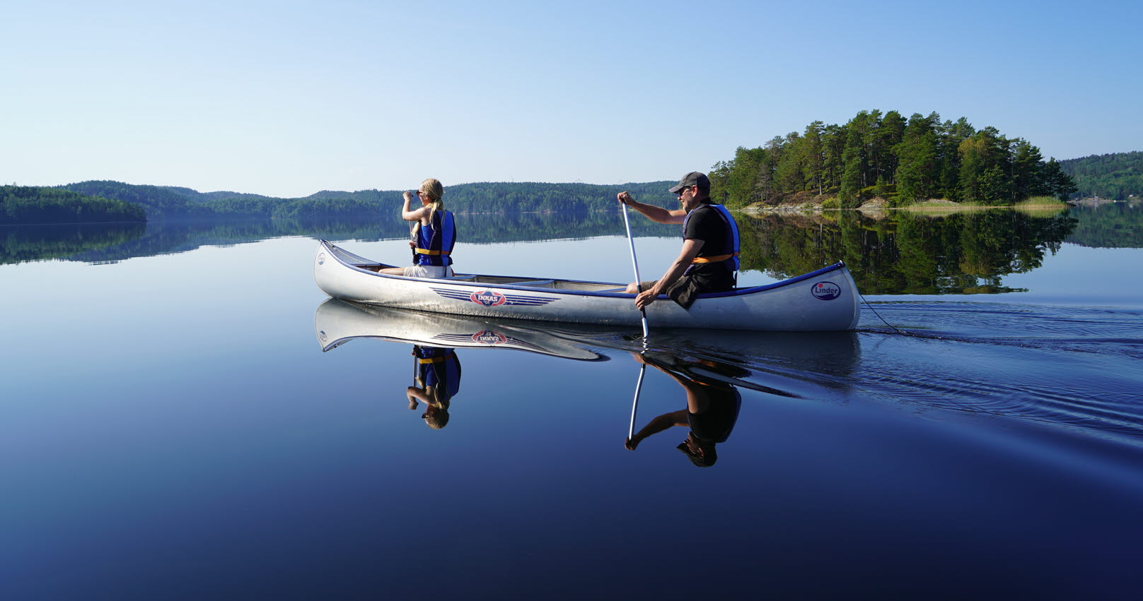 paddla i spegelblank vatten