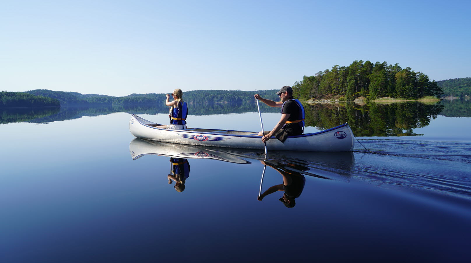 paddla i spegelblank vatten