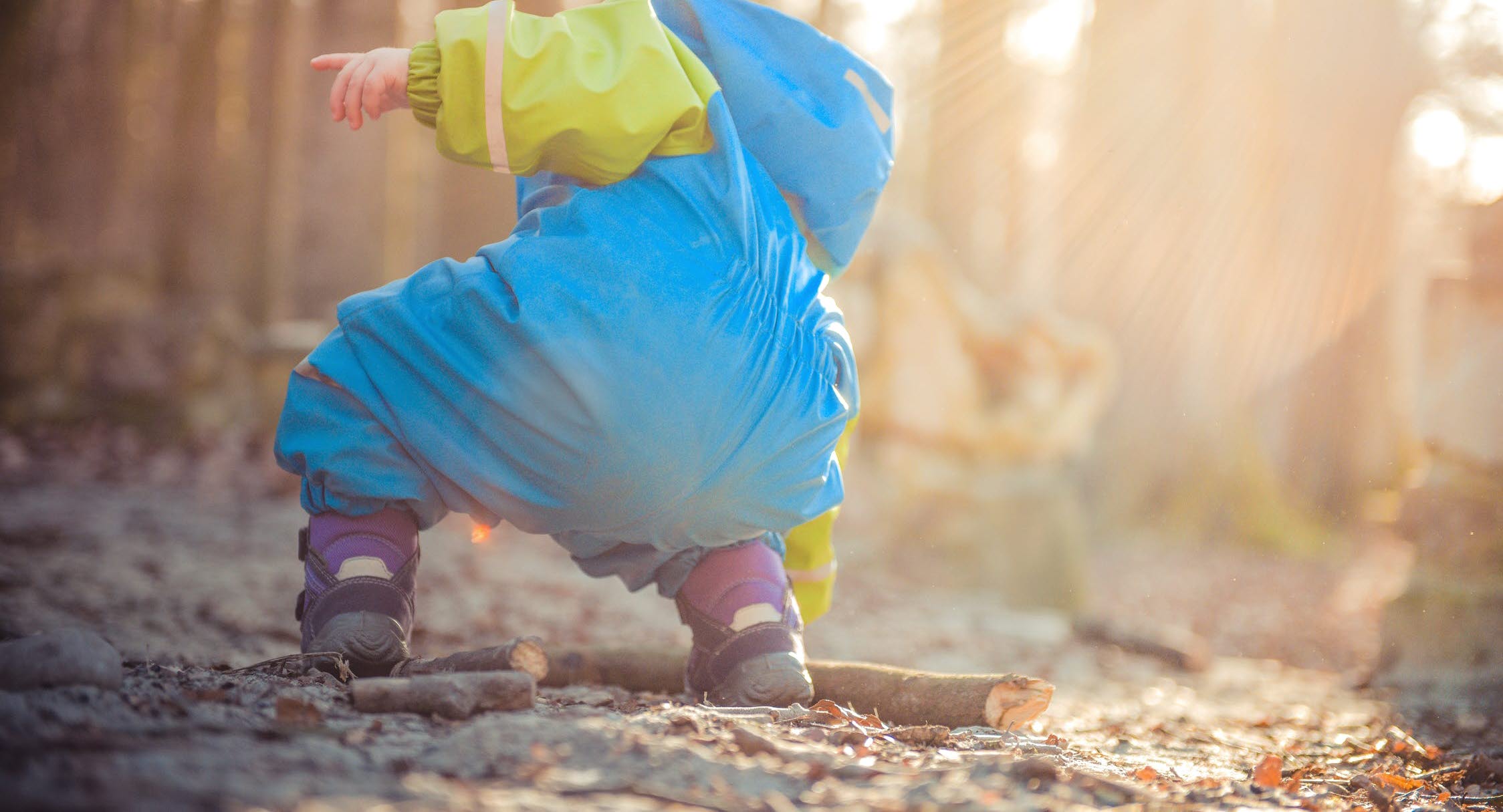 Barn i naturen i overall