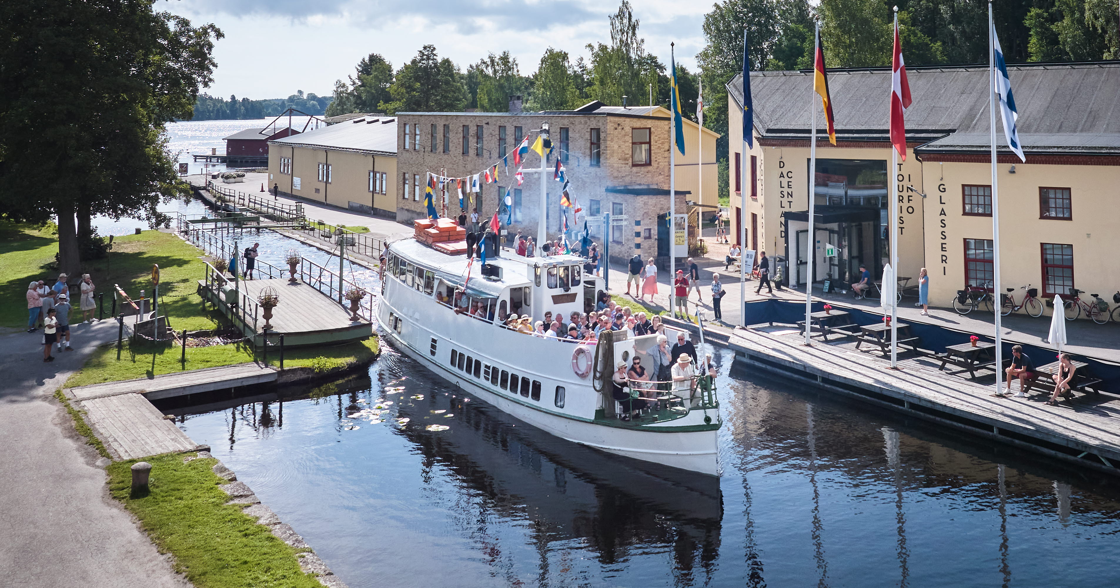 Turbåt i Håveruds sluss utanför Visit Dalsland Center.