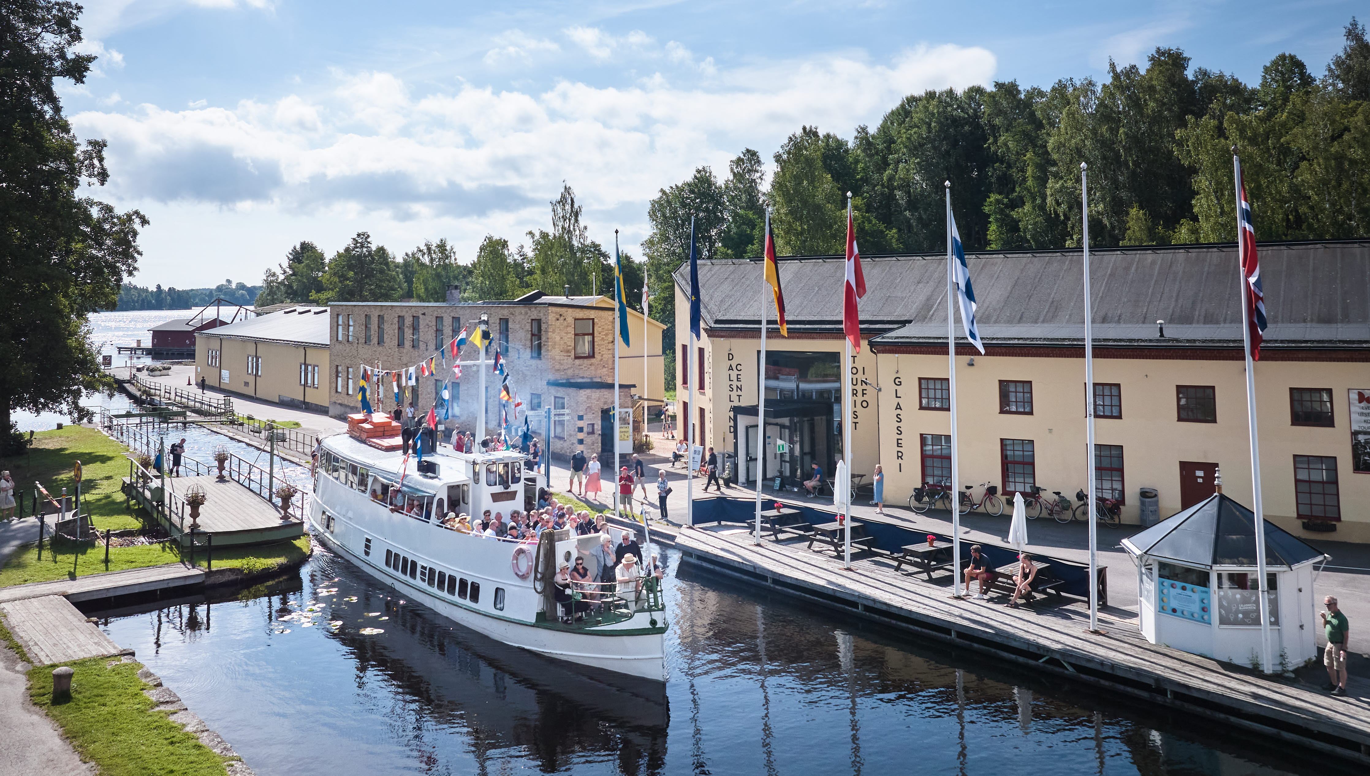 Turbåt i Håveruds sluss utanför Visit Dalsland Center.
