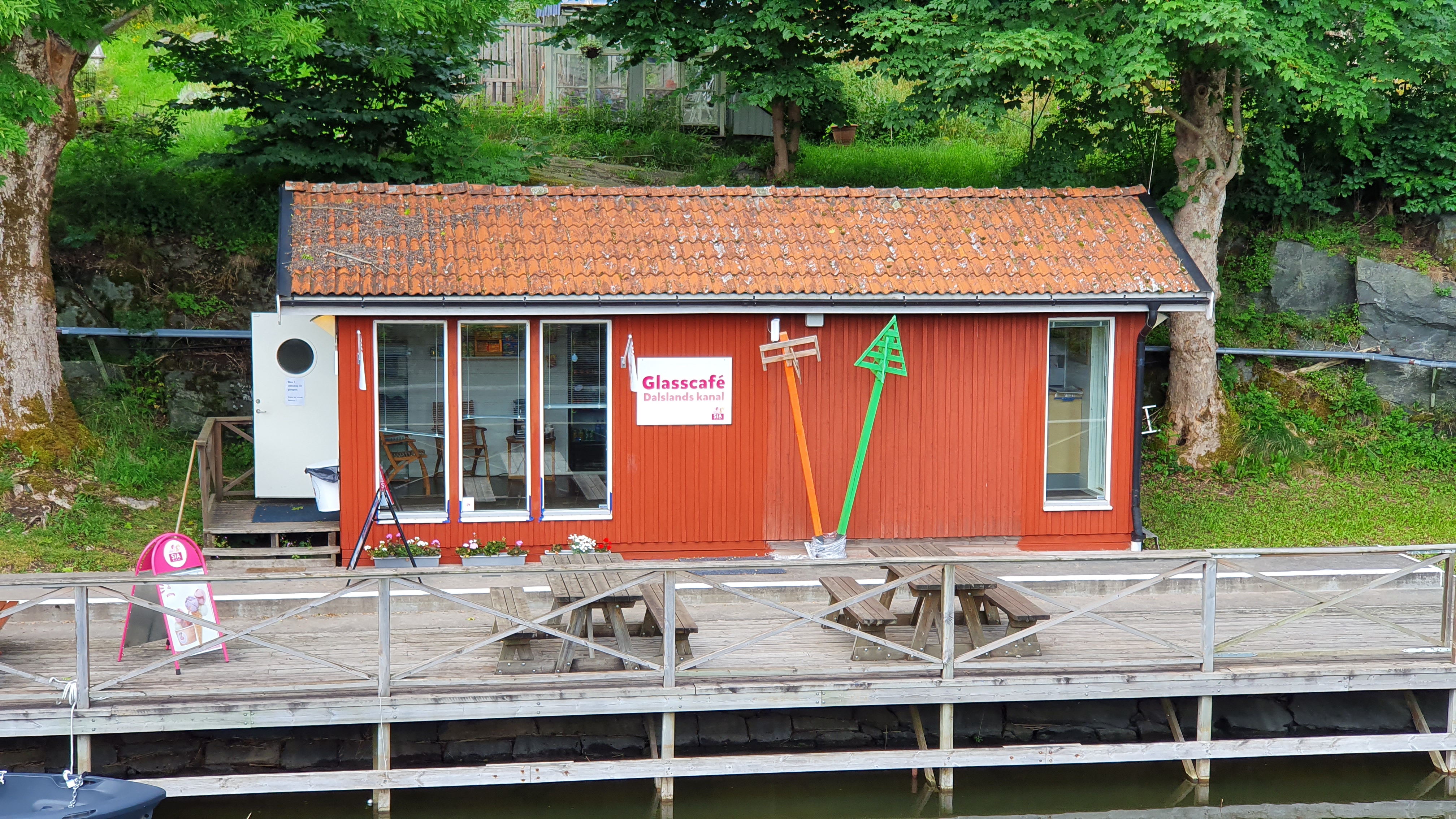 Slussvaktarstuga med café vid Köpmannebro slusstation.