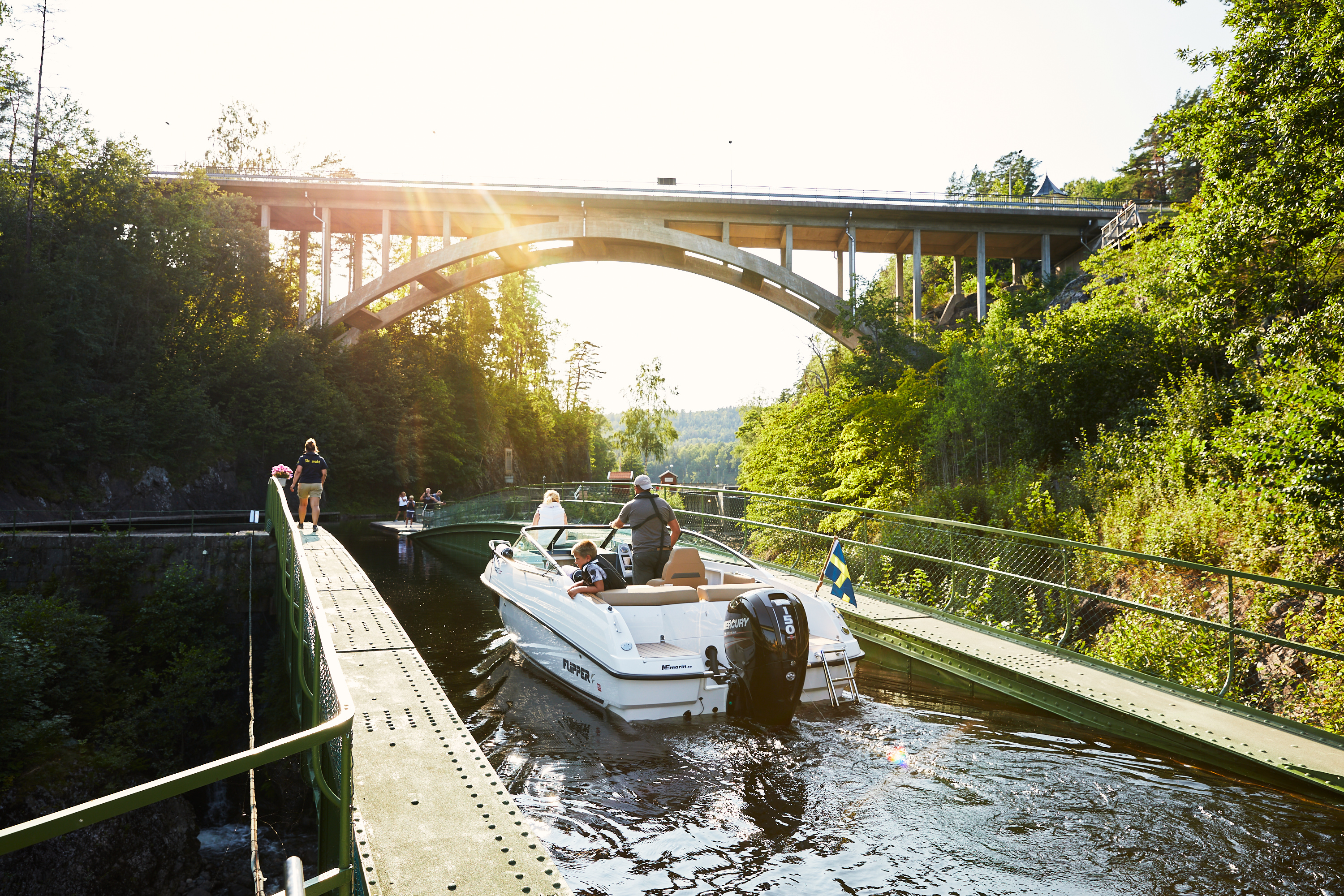 Båt på väg över akvedukten i Håverud. 