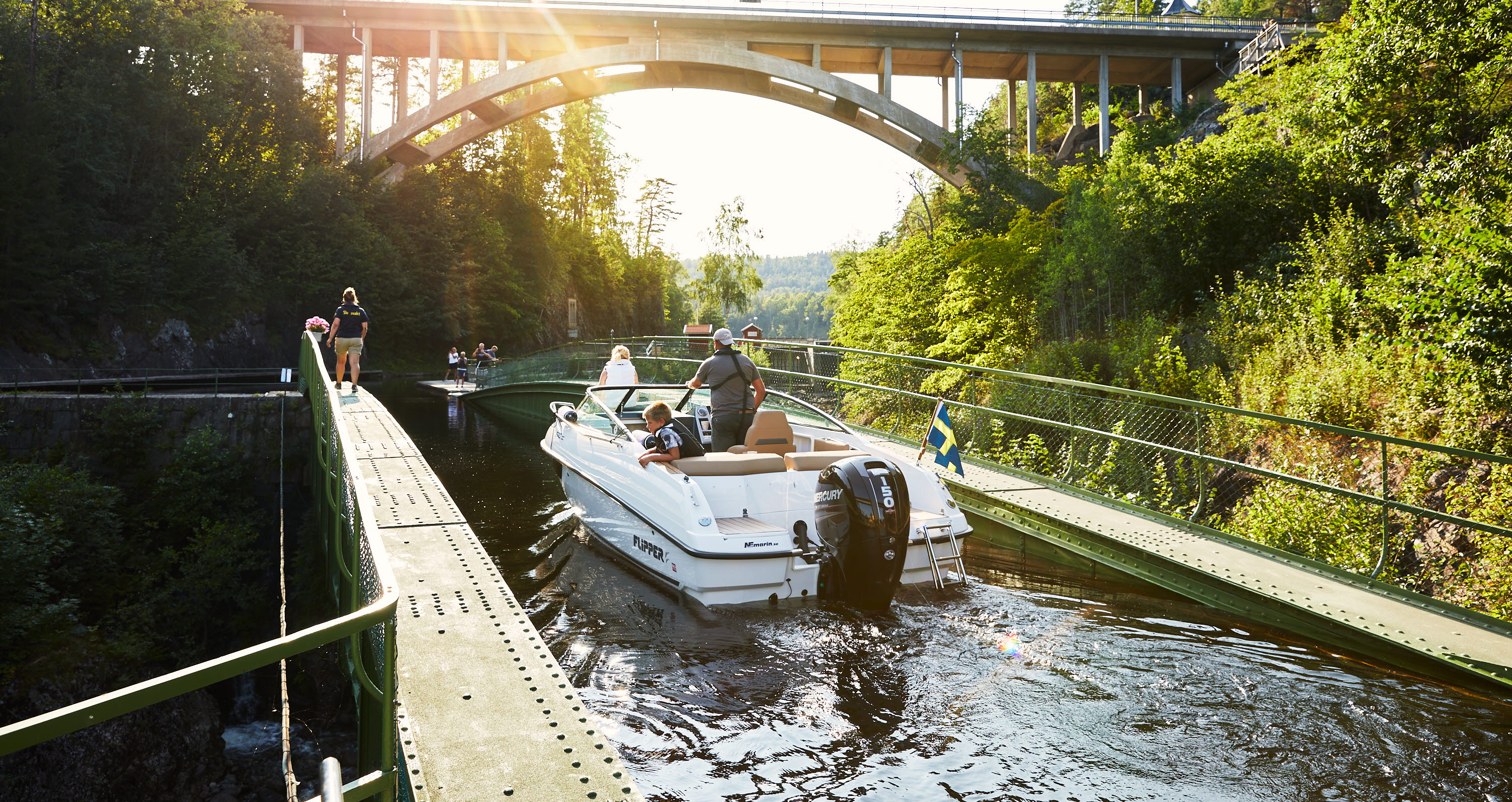 Båt på väg över akvedukten i Håverud. 