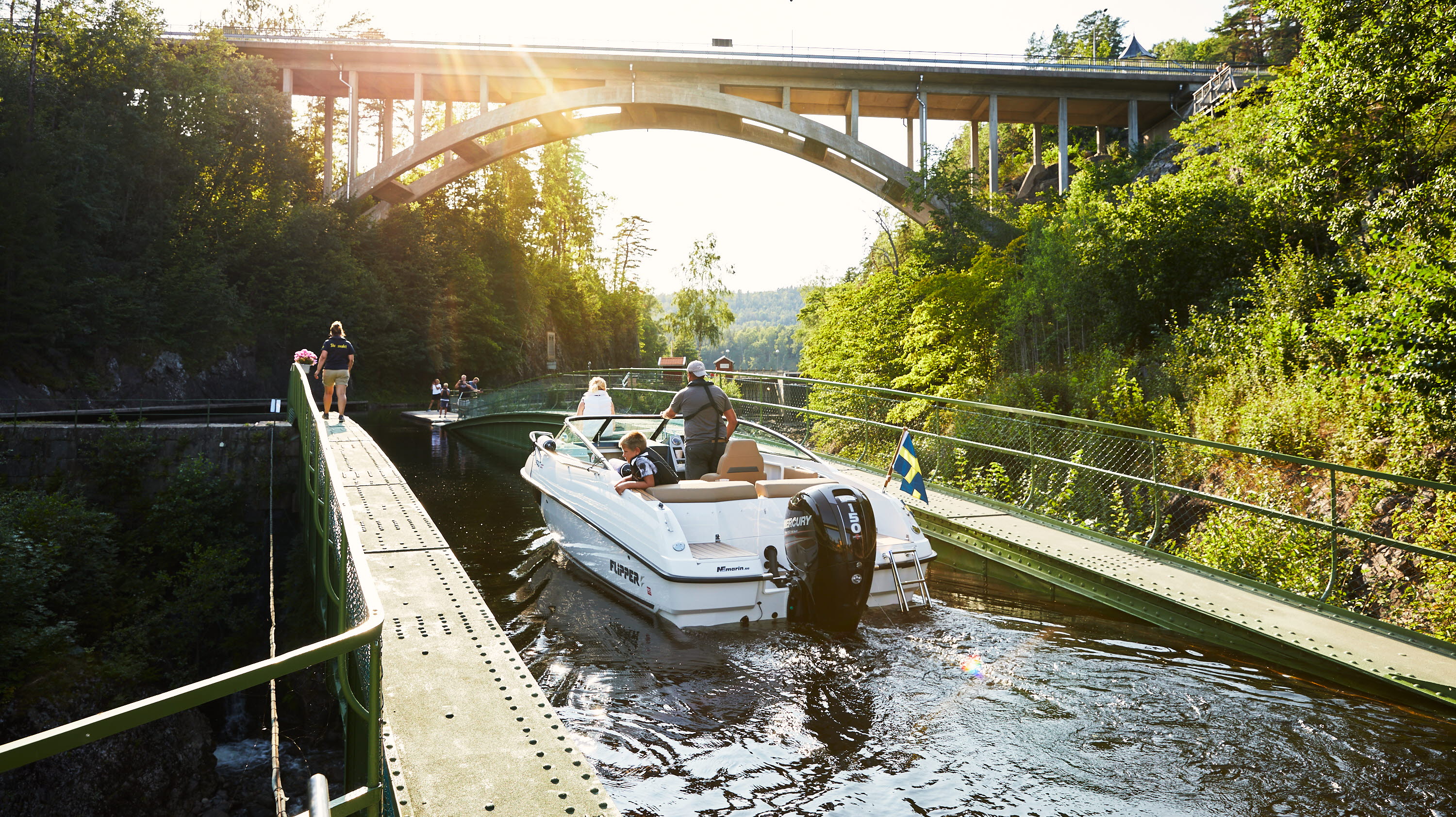 Båt på väg över akvedukten i Håverud. 